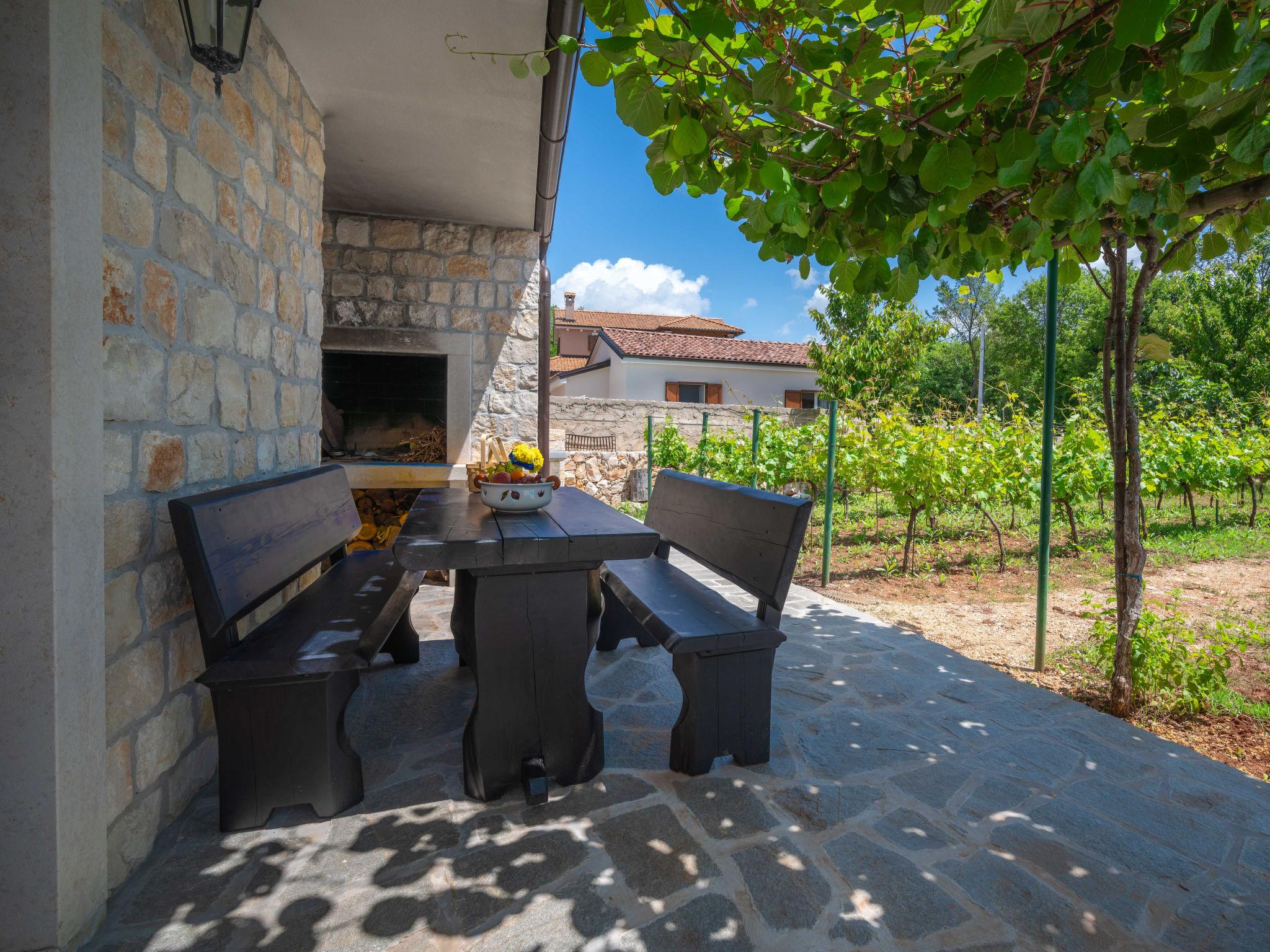 Photo 17 - Maison de 4 chambres à Dobrinj avec piscine privée et vues à la mer