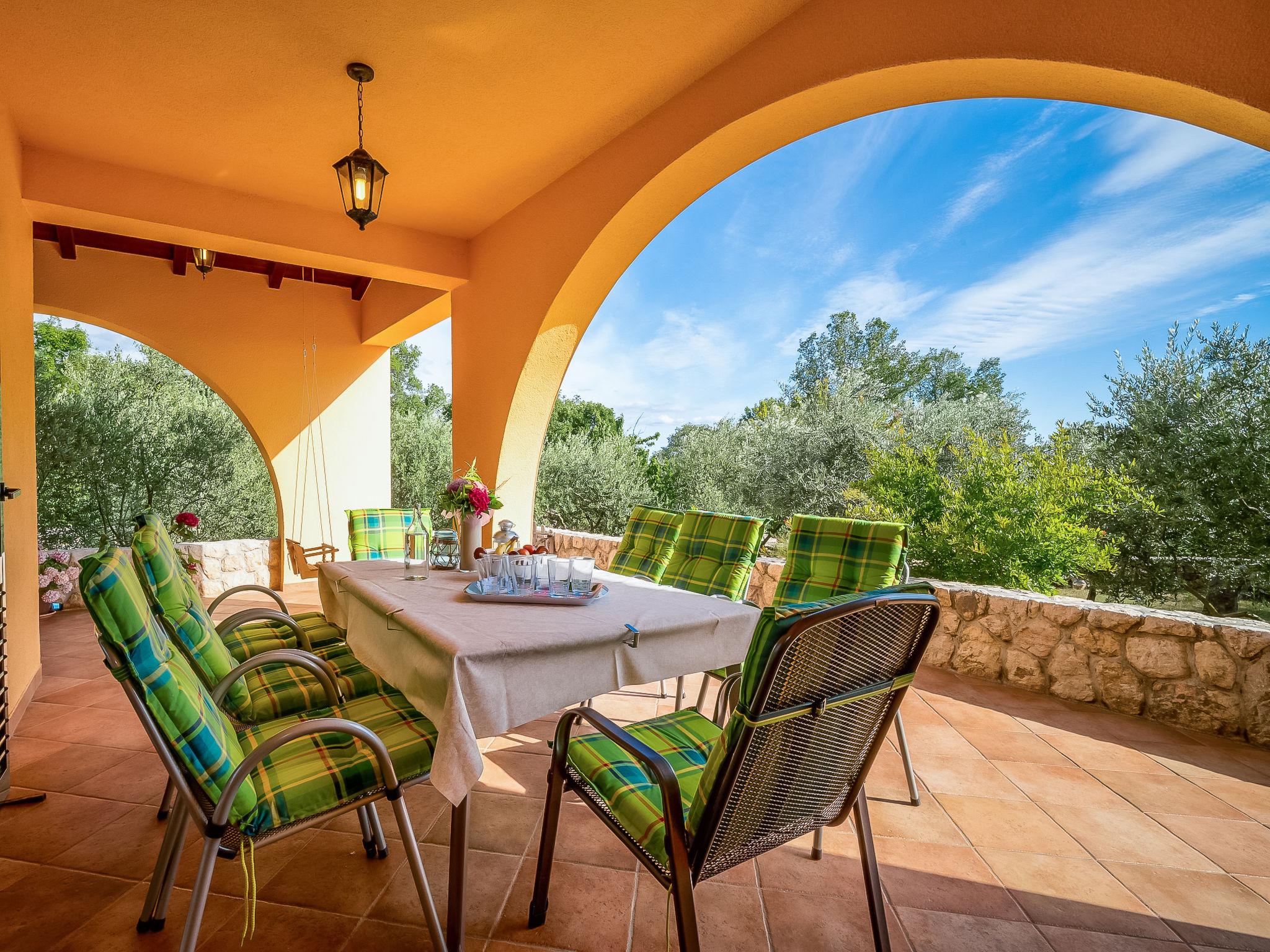 Foto 4 - Casa de 4 quartos em Dobrinj com piscina privada e vistas do mar