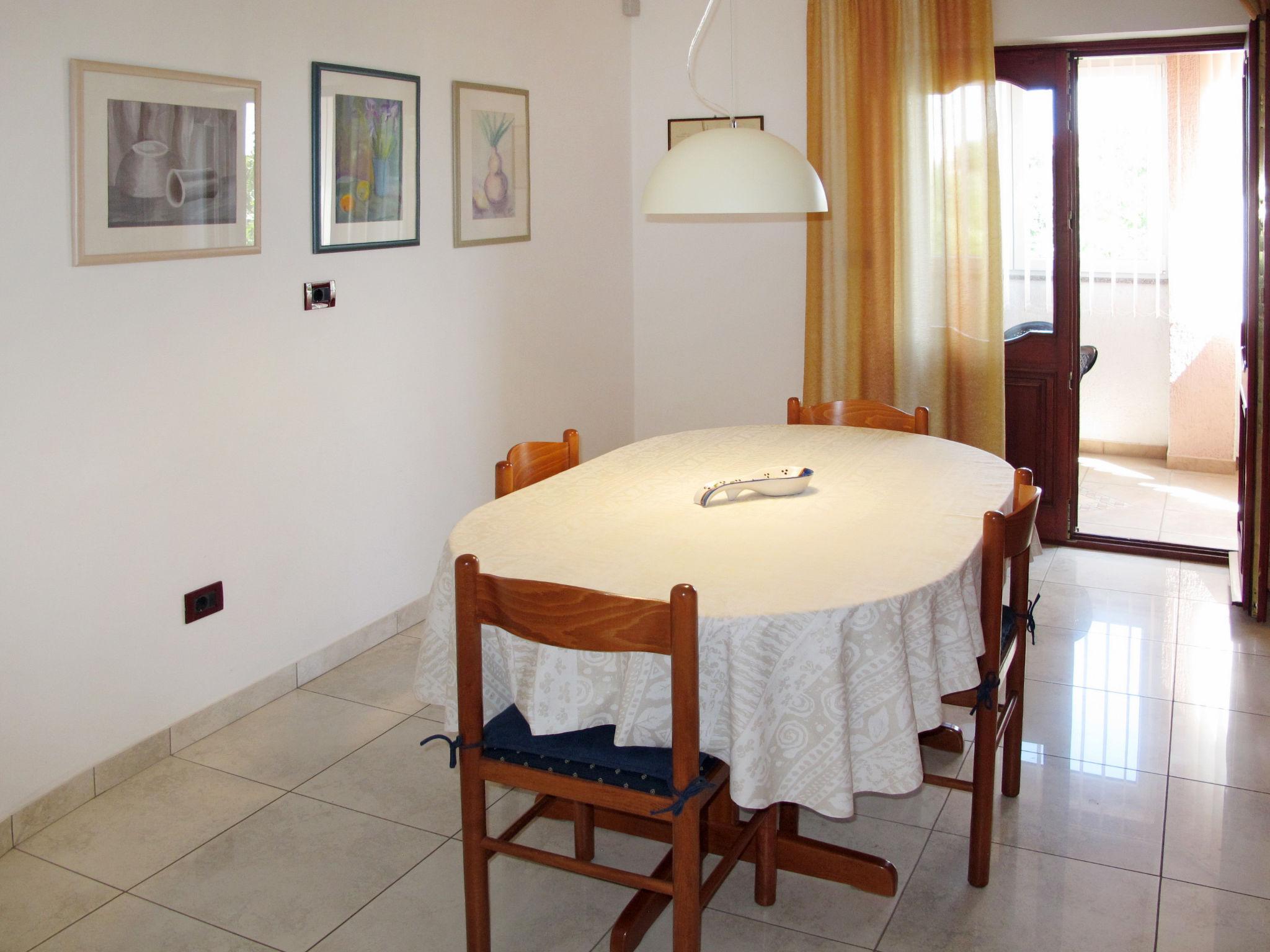 Photo 7 - 2 bedroom Apartment in Medulin with garden and sea view