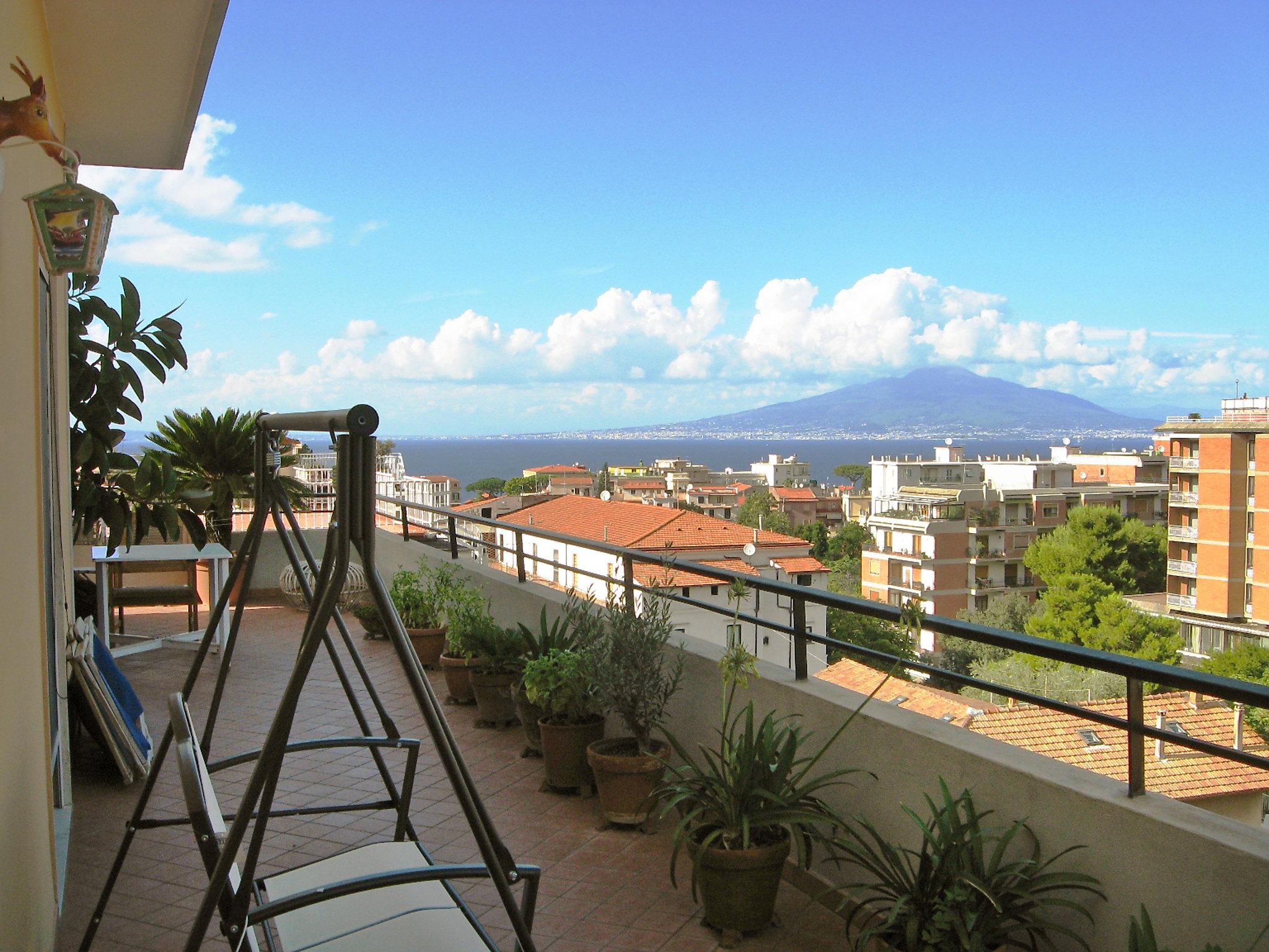 Foto 1 - Apartamento de 2 quartos em Sorrento com terraço e vistas do mar
