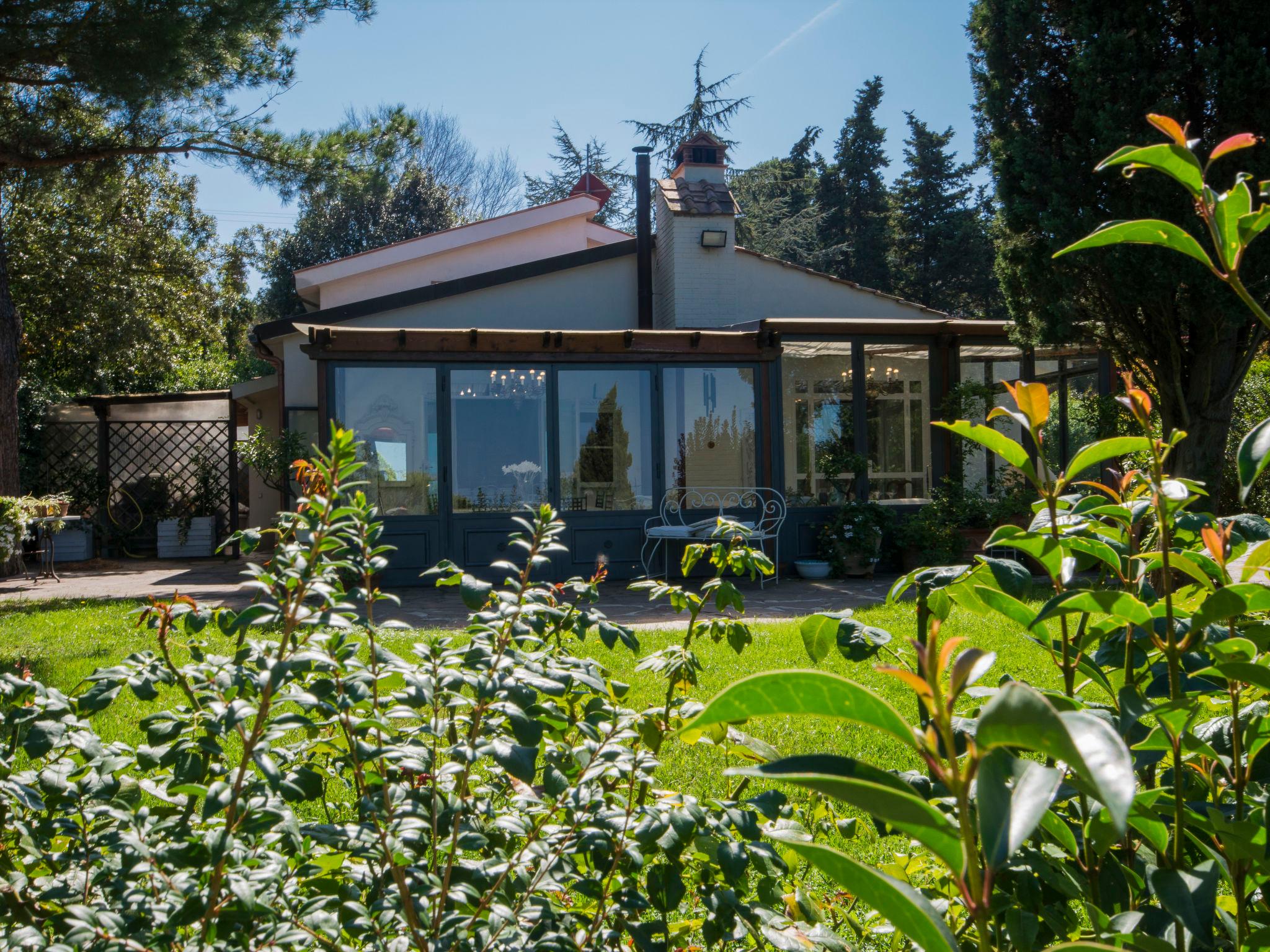 Foto 25 - Casa con 2 camere da letto a Livorno con piscina privata e giardino