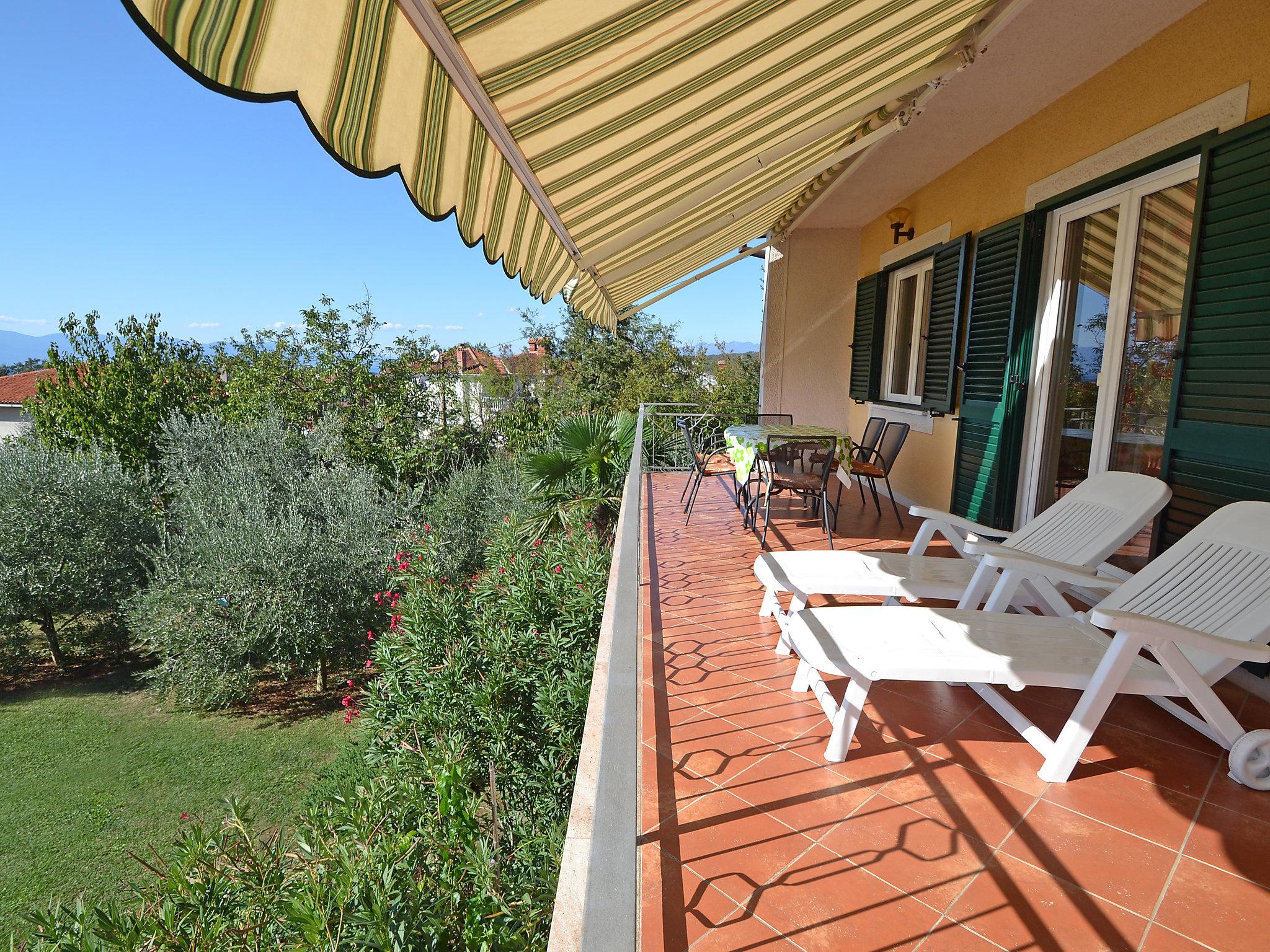 Photo 3 - Maison de 4 chambres à Omišalj avec jardin et terrasse