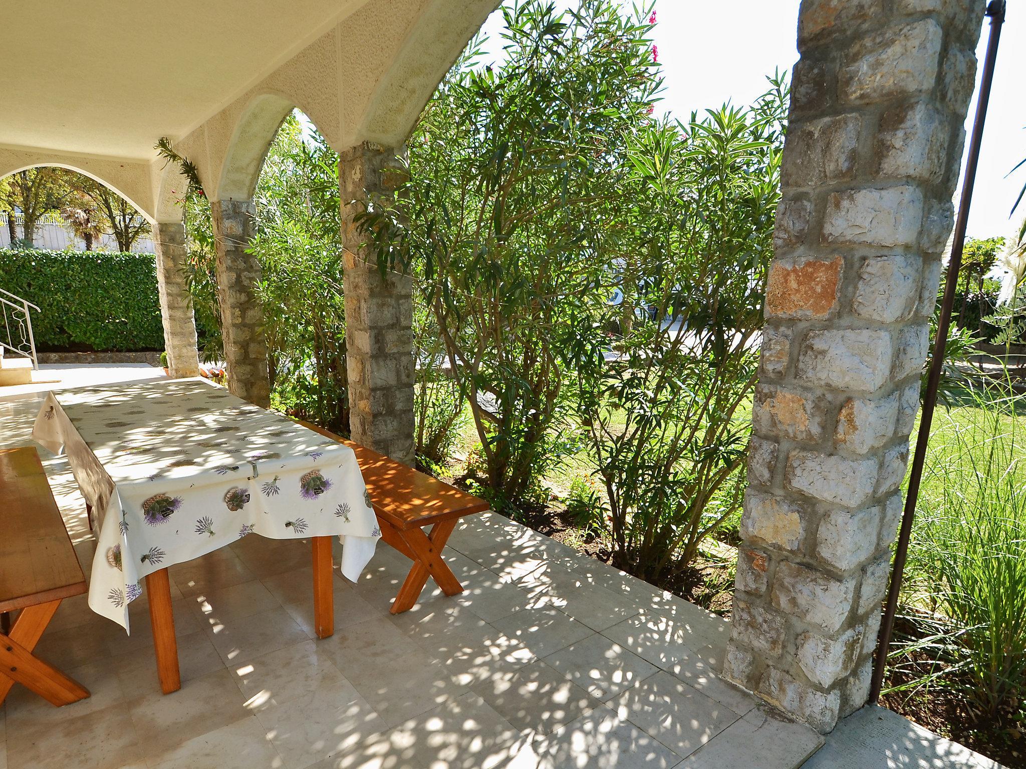 Photo 2 - 4 bedroom House in Omišalj with garden and sea view