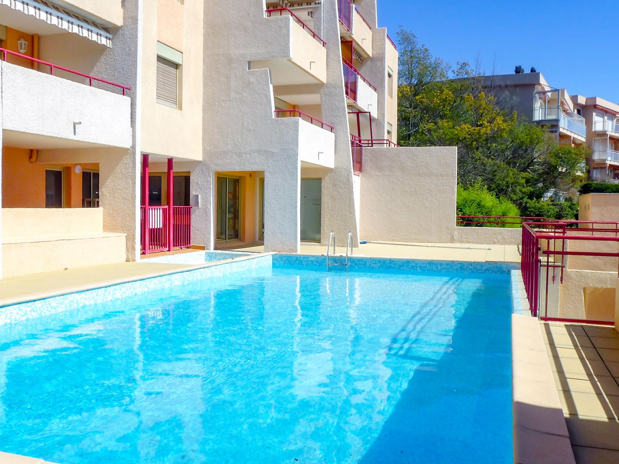 Foto 19 - Apartamento de 2 quartos em Le Lavandou com piscina e vistas do mar
