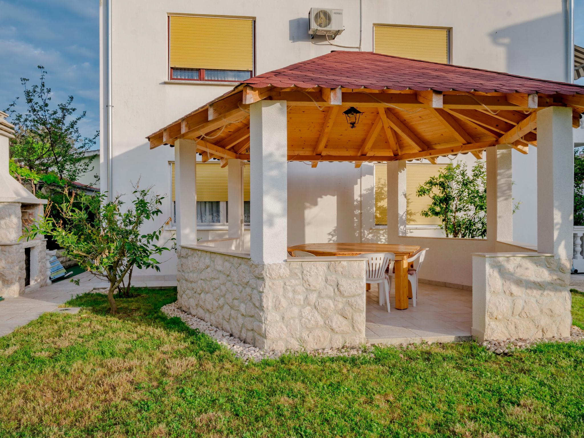 Photo 18 - Appartement de 3 chambres à Sukošan avec jardin et terrasse