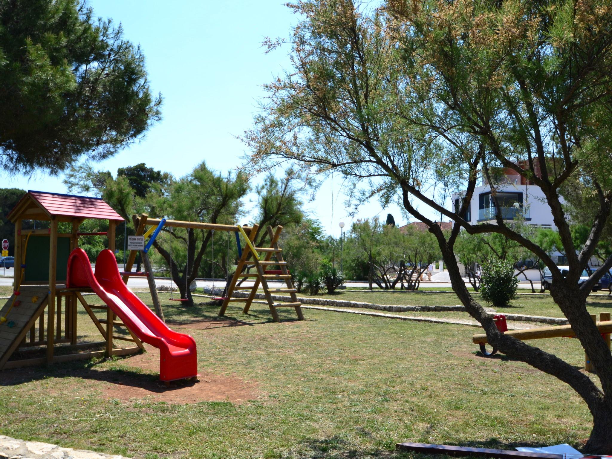 Photo 24 - Appartement de 3 chambres à Sukošan avec jardin et vues à la mer