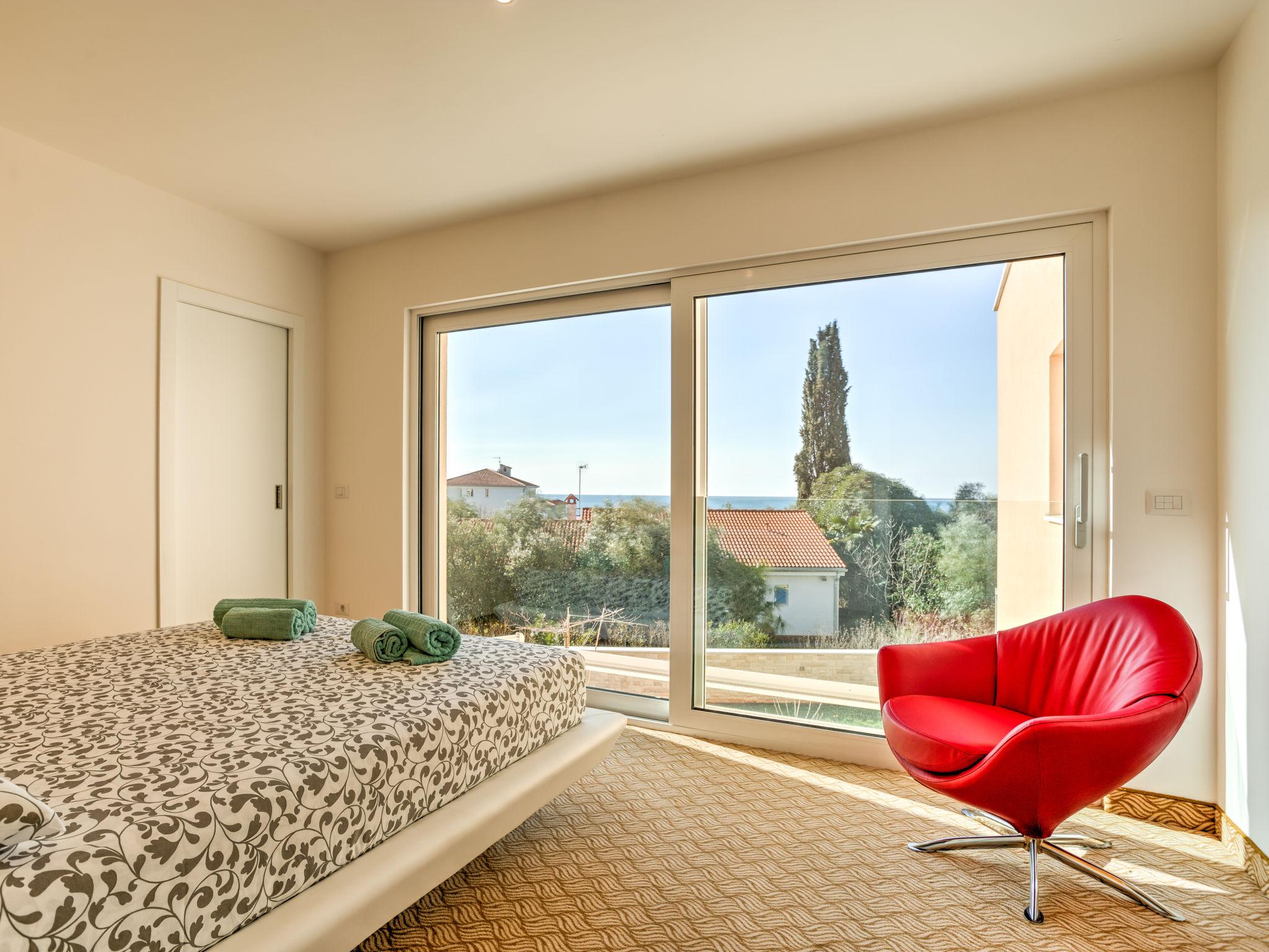 Foto 4 - Appartamento con 3 camere da letto a Umag con terrazza e vista mare