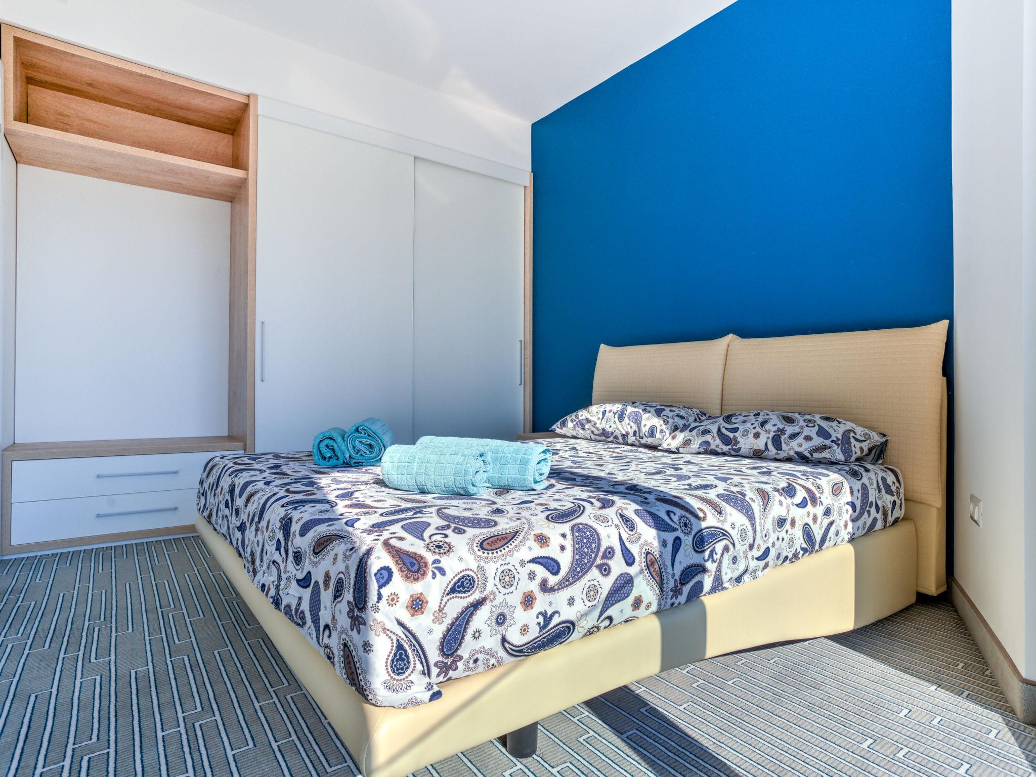 Foto 17 - Appartamento con 3 camere da letto a Umag con terrazza e vista mare