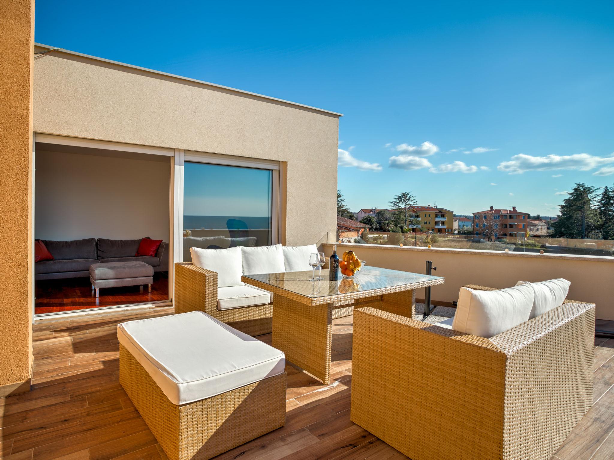 Foto 6 - Apartamento de 3 quartos em Umag com terraço e vistas do mar