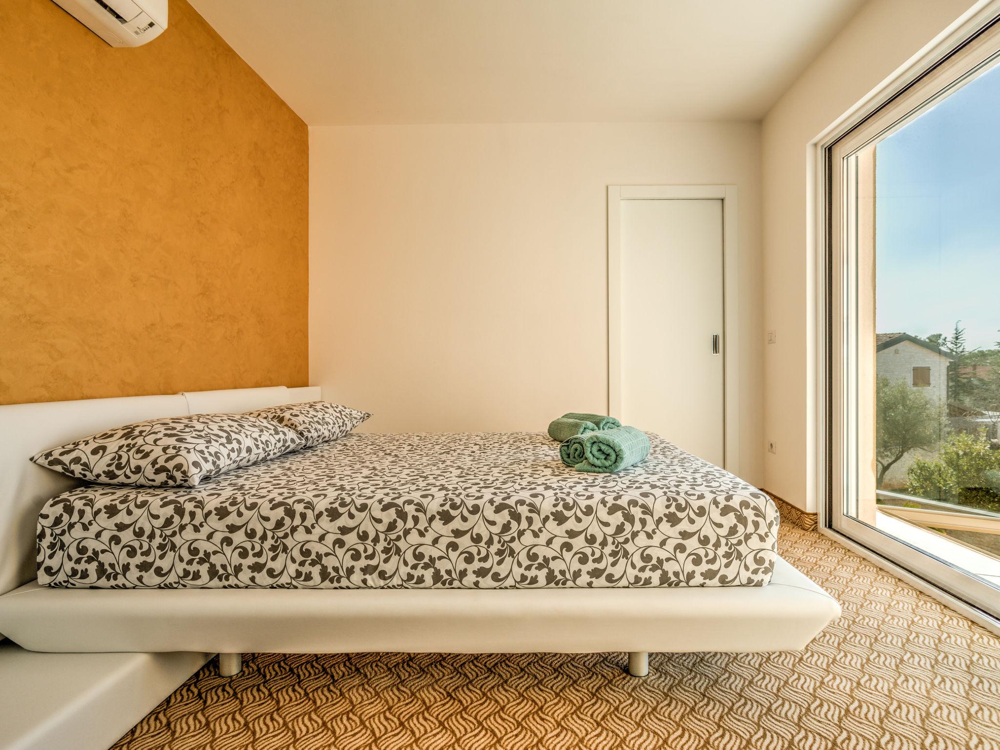 Foto 23 - Appartamento con 3 camere da letto a Umag con terrazza e vista mare