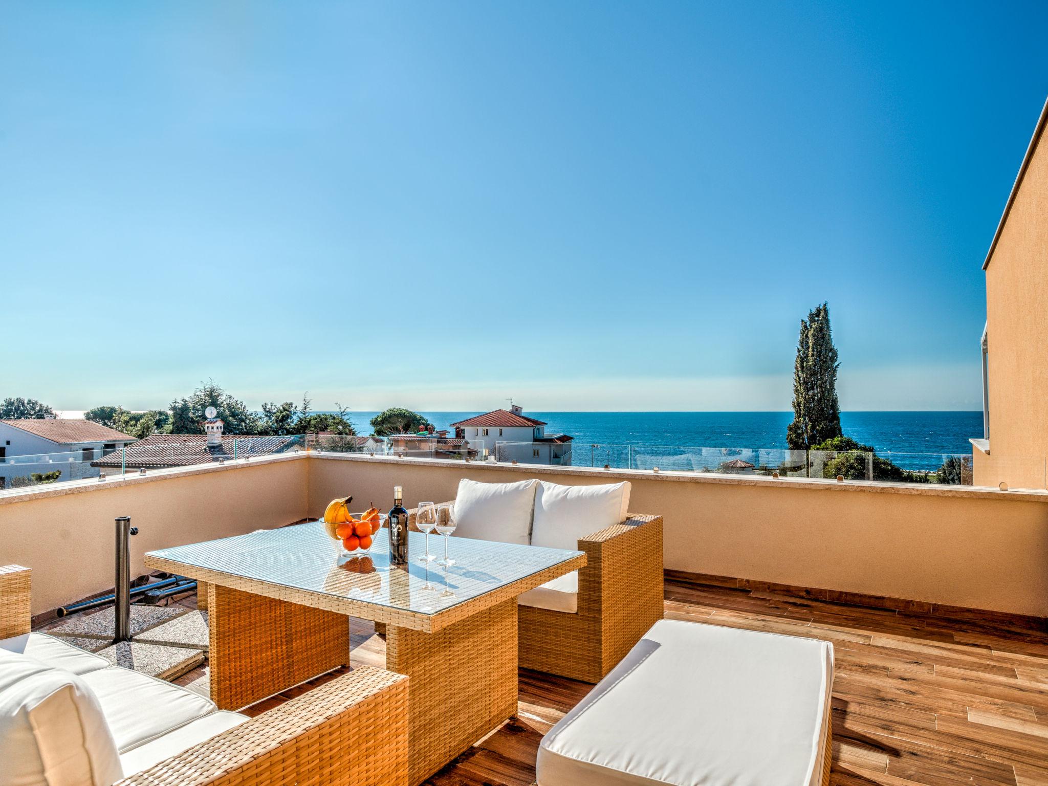 Foto 1 - Apartamento de 3 habitaciones en Umag con terraza y vistas al mar