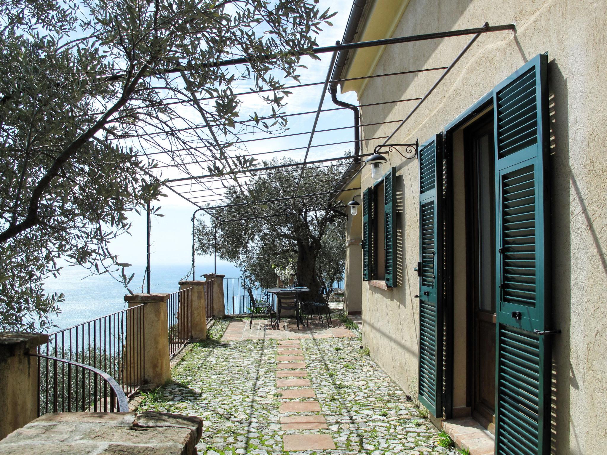 Photo 2 - Maison de 2 chambres à Finale Ligure avec jardin et vues à la mer