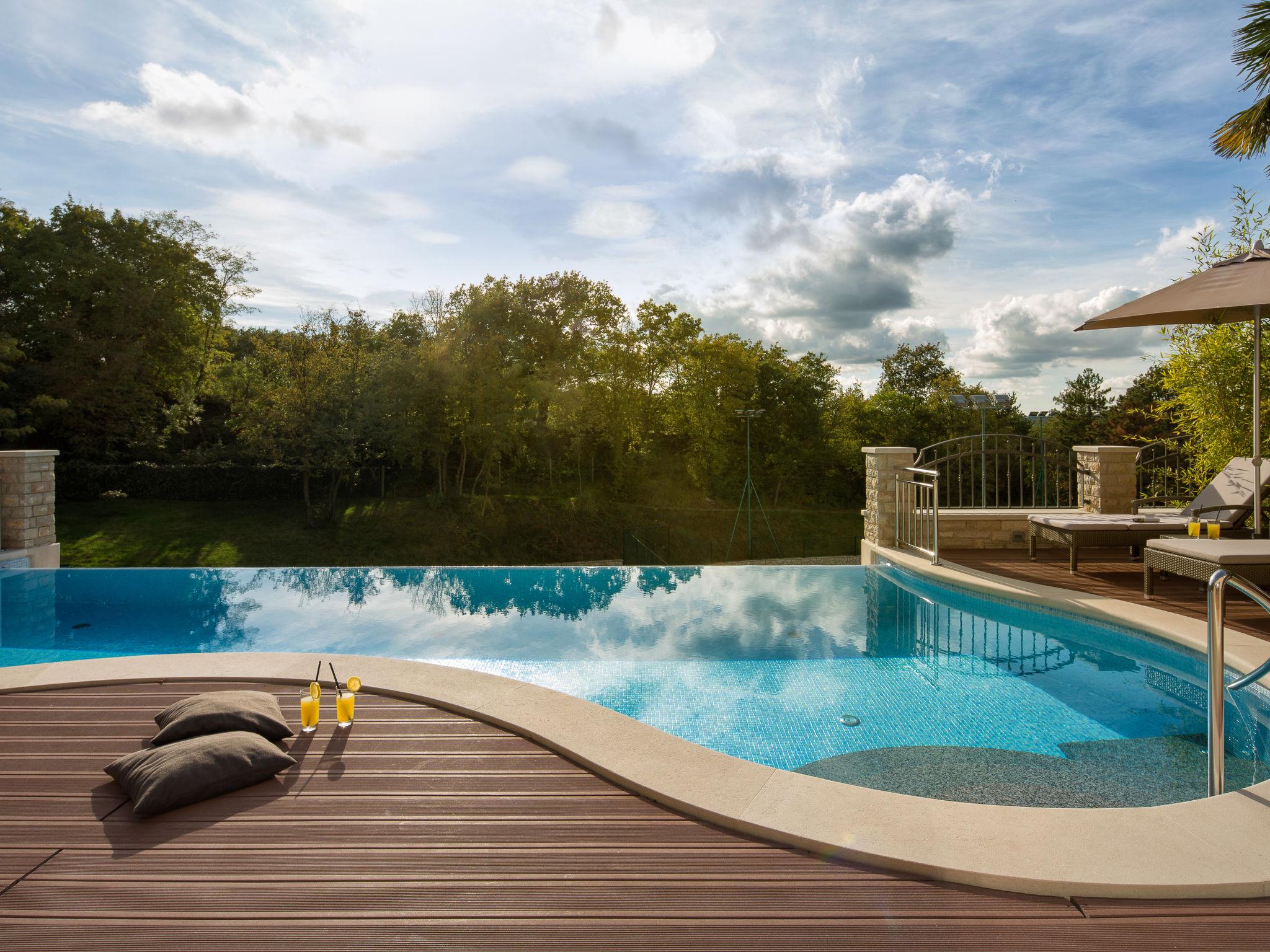 Foto 18 - Casa de 4 quartos em Labin com piscina privada e vistas do mar