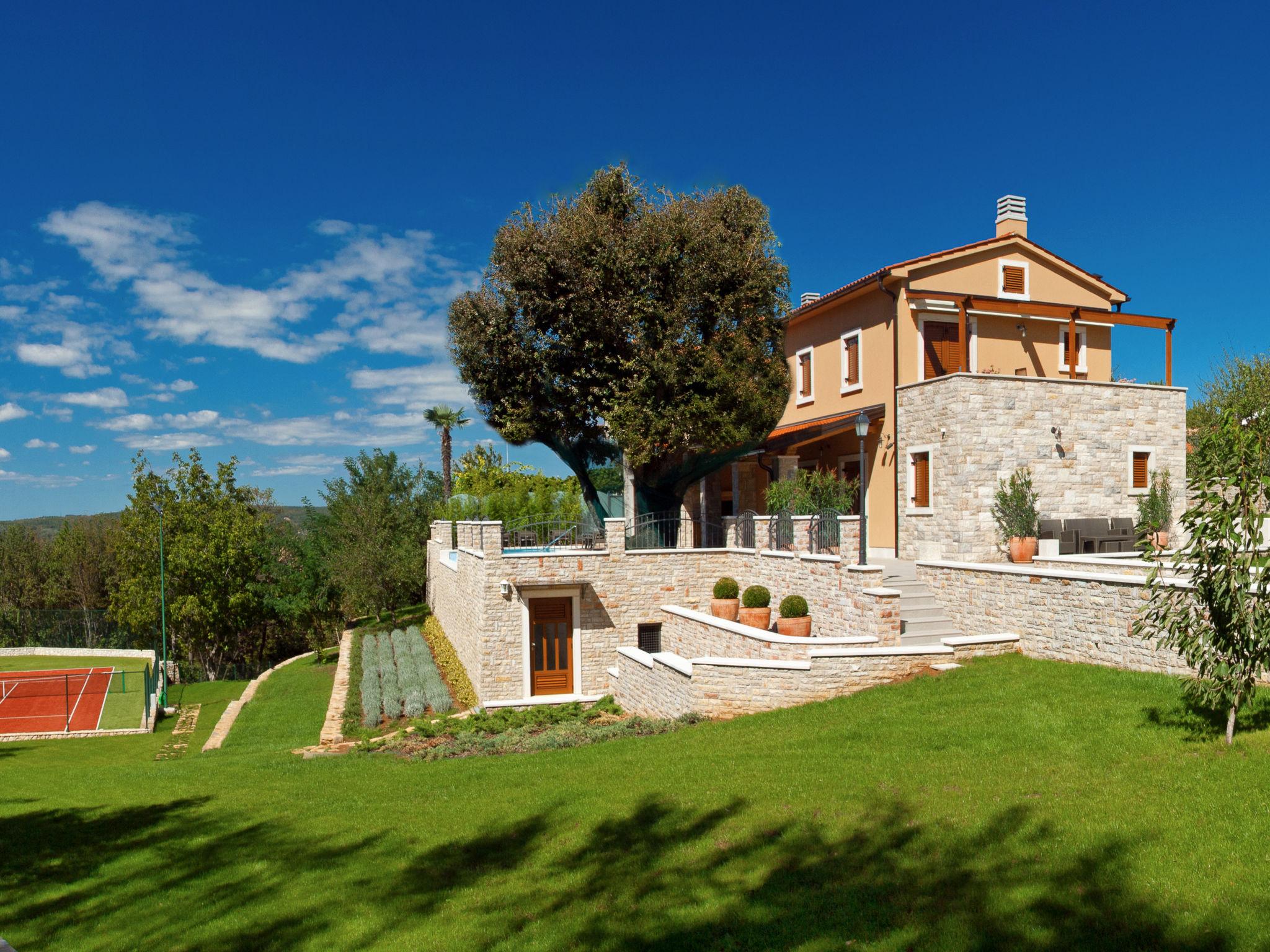 Foto 4 - Casa de 4 quartos em Labin com piscina privada e vistas do mar