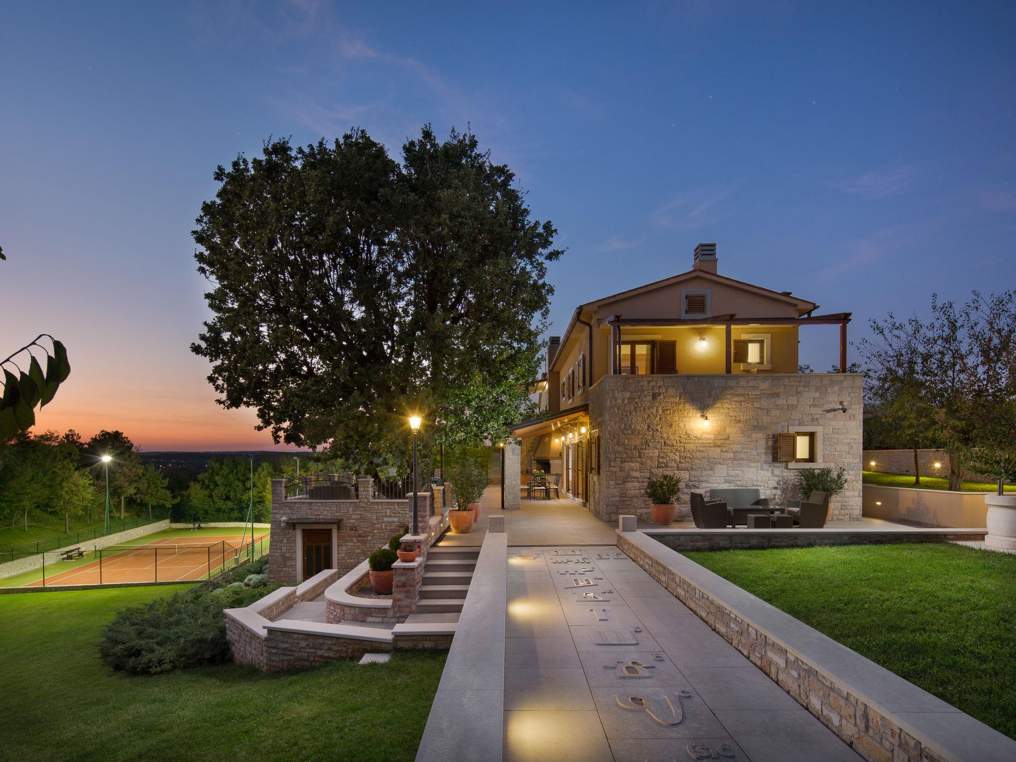 Foto 2 - Casa con 4 camere da letto a Labin con piscina privata e vista mare