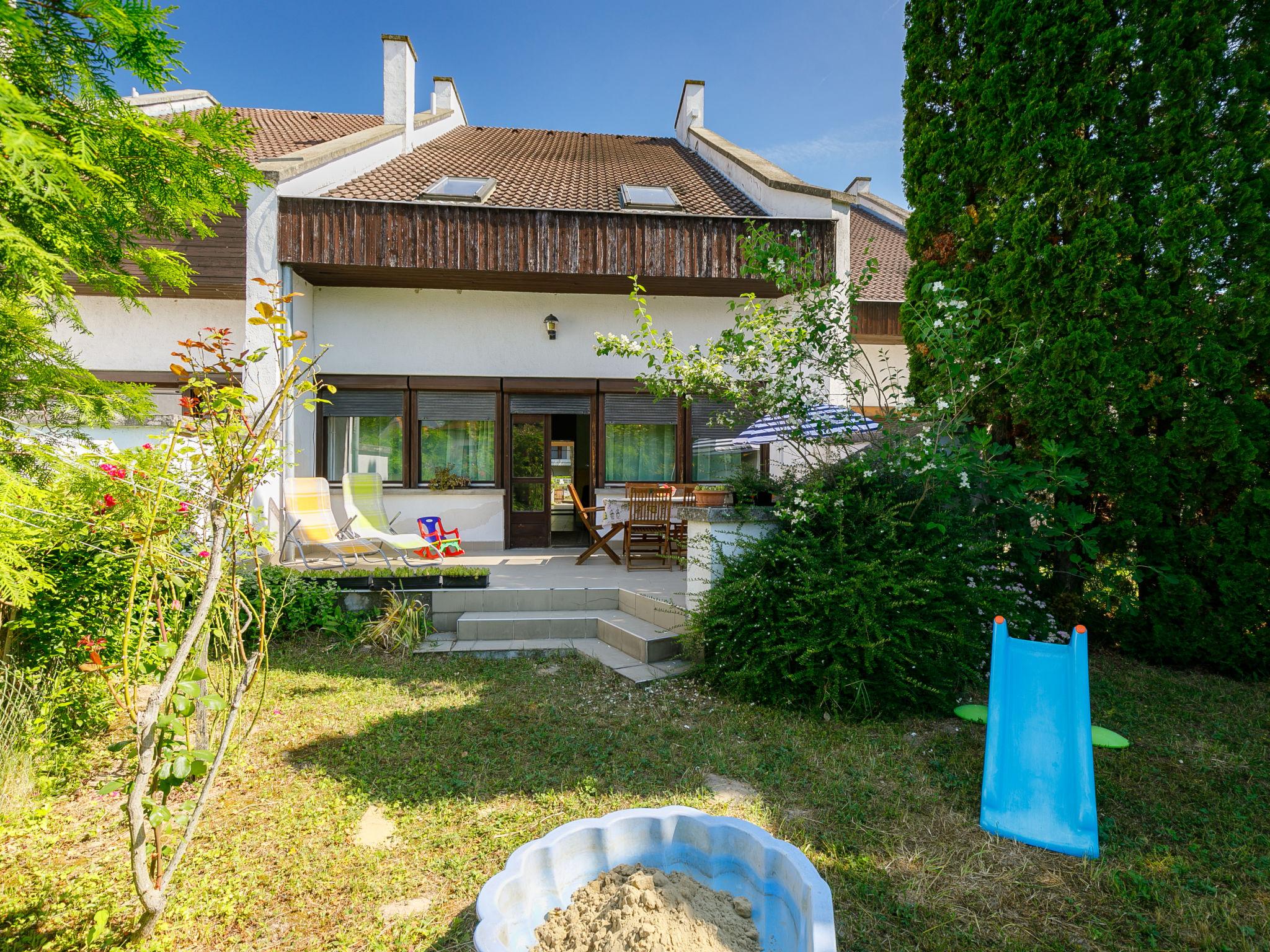 Foto 1 - Casa de 3 habitaciones en Zamárdi con jardín y terraza