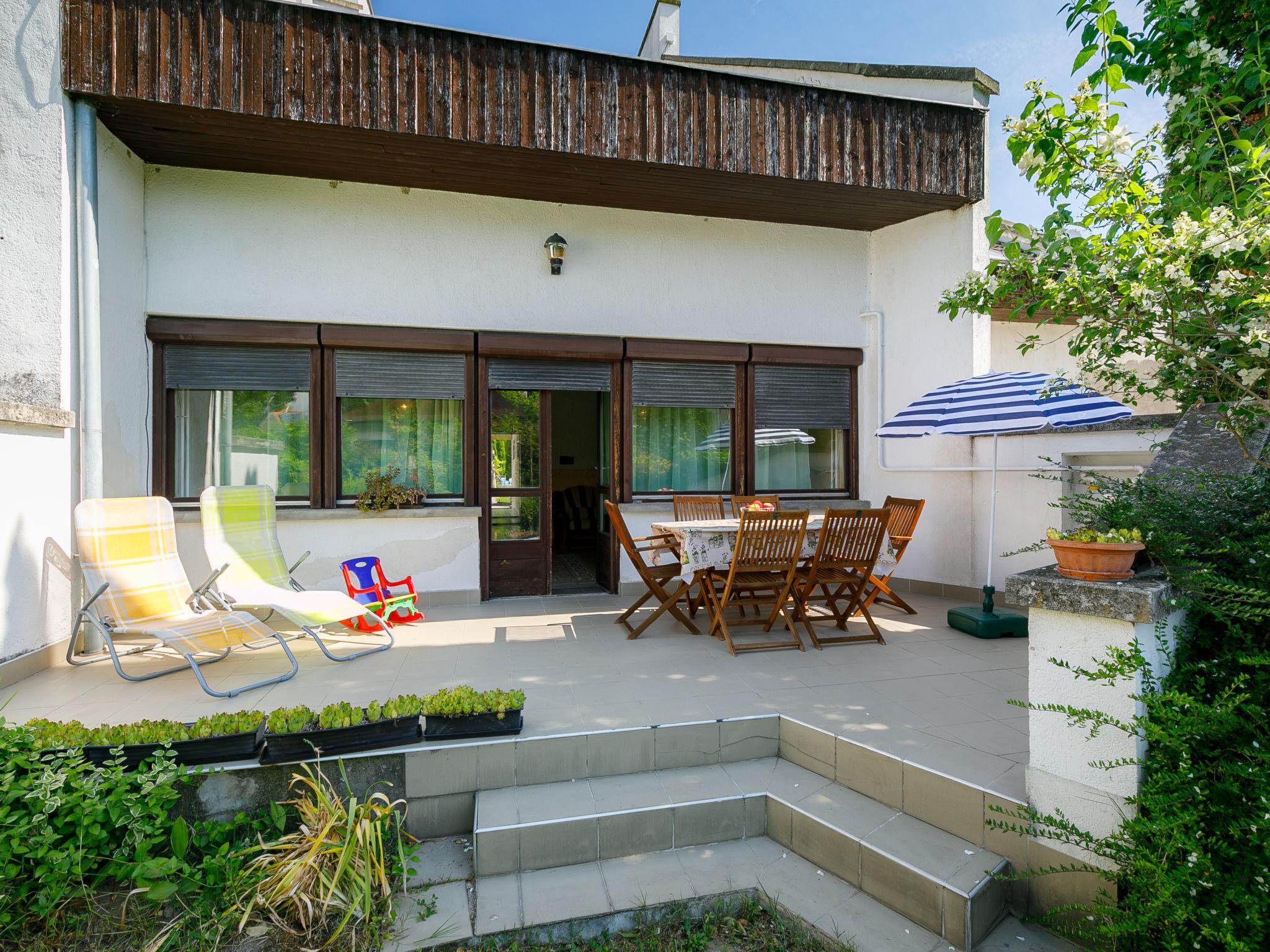 Photo 2 - Maison de 3 chambres à Zamárdi avec jardin et terrasse