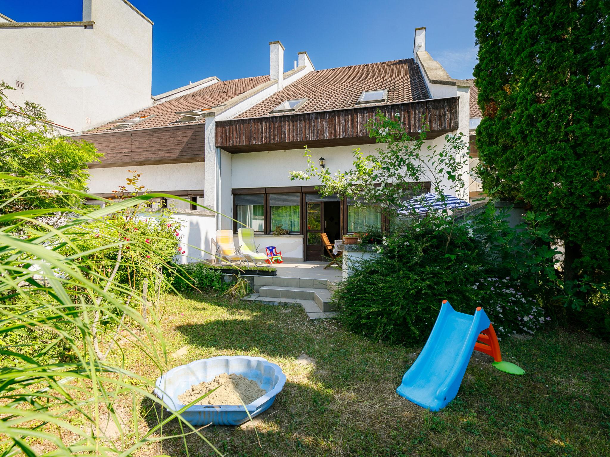 Photo 21 - Maison de 3 chambres à Zamárdi avec jardin et terrasse