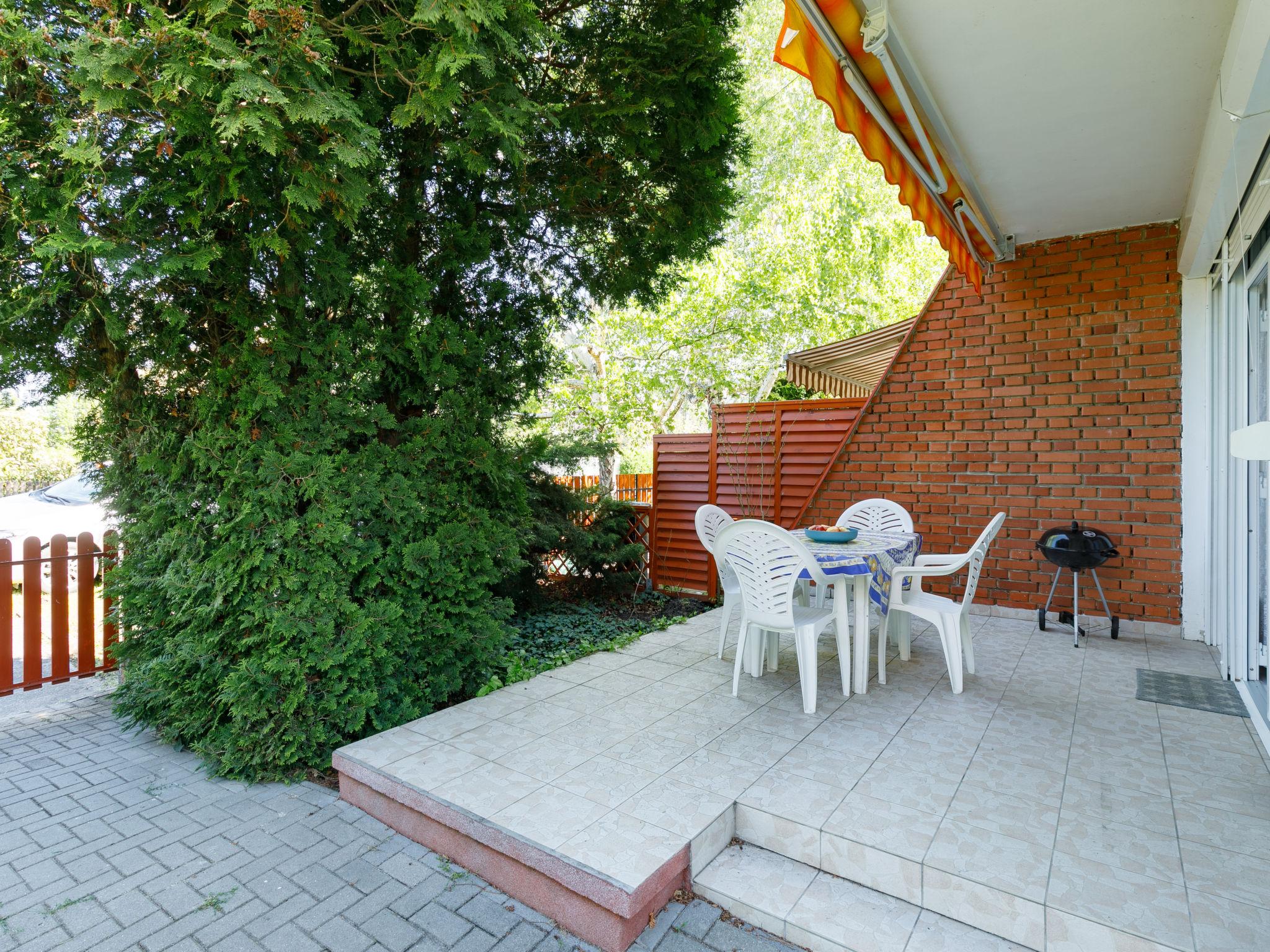 Photo 12 - Maison de 2 chambres à Balatonlelle avec jardin et terrasse