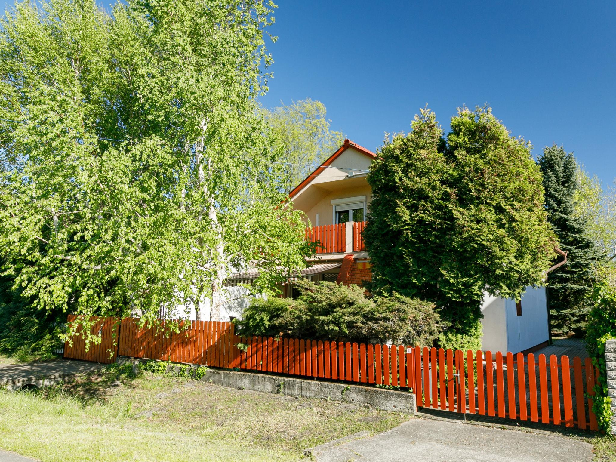 Photo 1 - Maison de 2 chambres à Balatonlelle avec jardin et terrasse