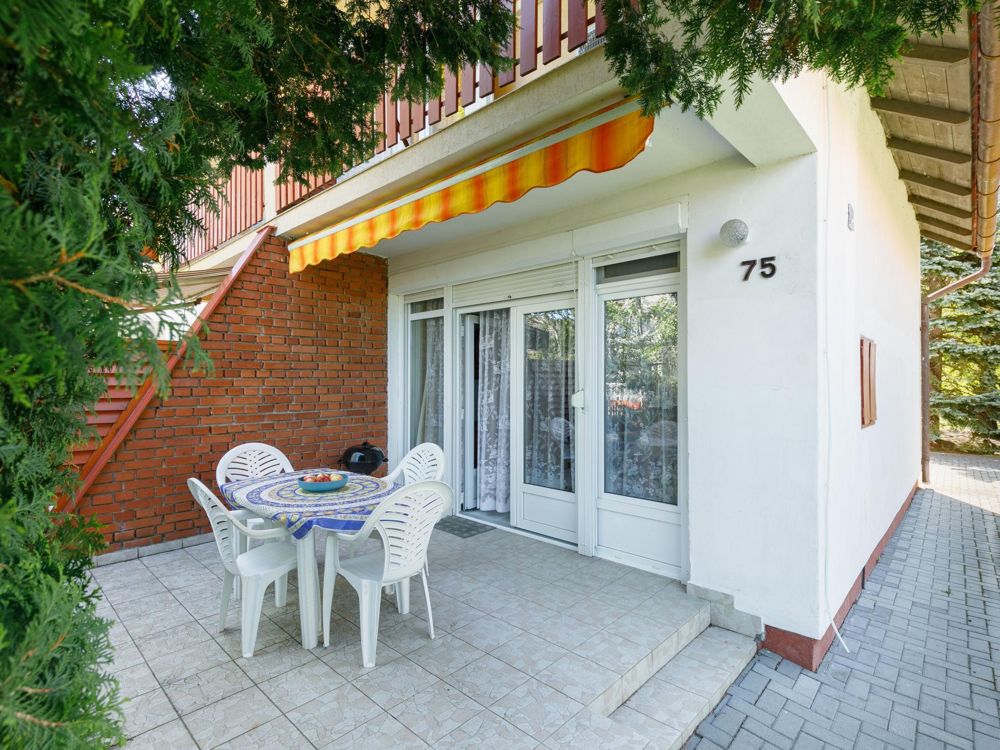 Photo 2 - Maison de 2 chambres à Balatonlelle avec jardin et terrasse