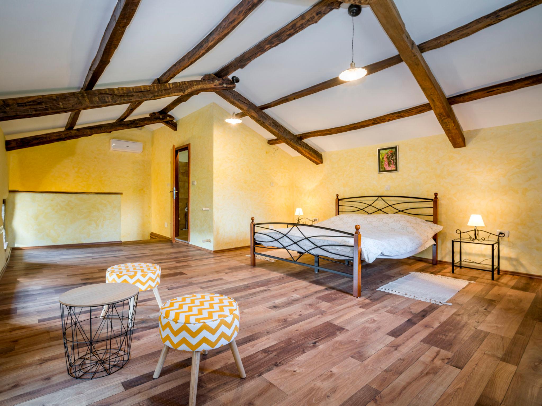 Foto 14 - Casa con 2 camere da letto a Buzet con piscina privata e vasca idromassaggio