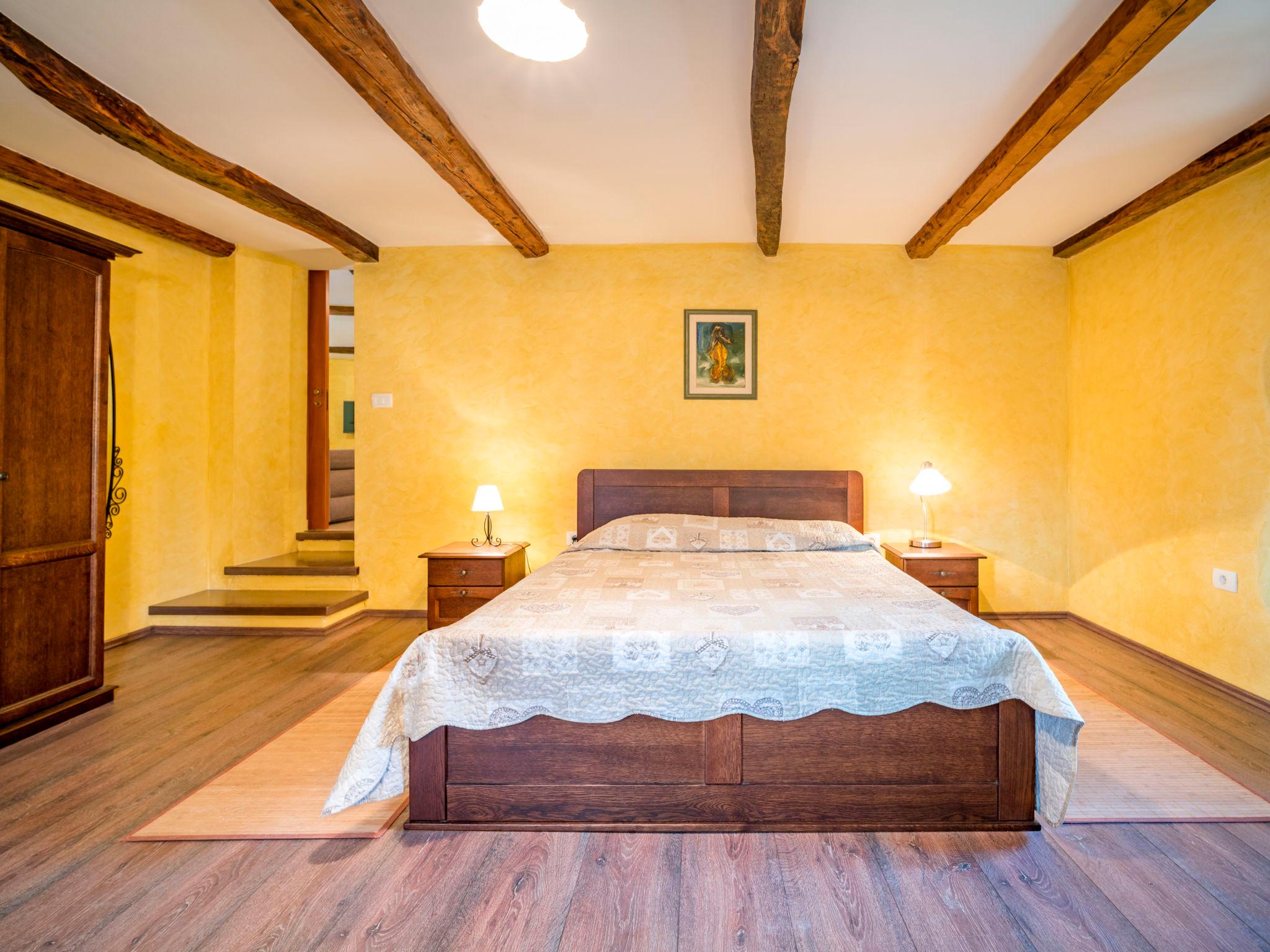 Foto 5 - Casa de 2 quartos em Buzet com piscina privada e jardim