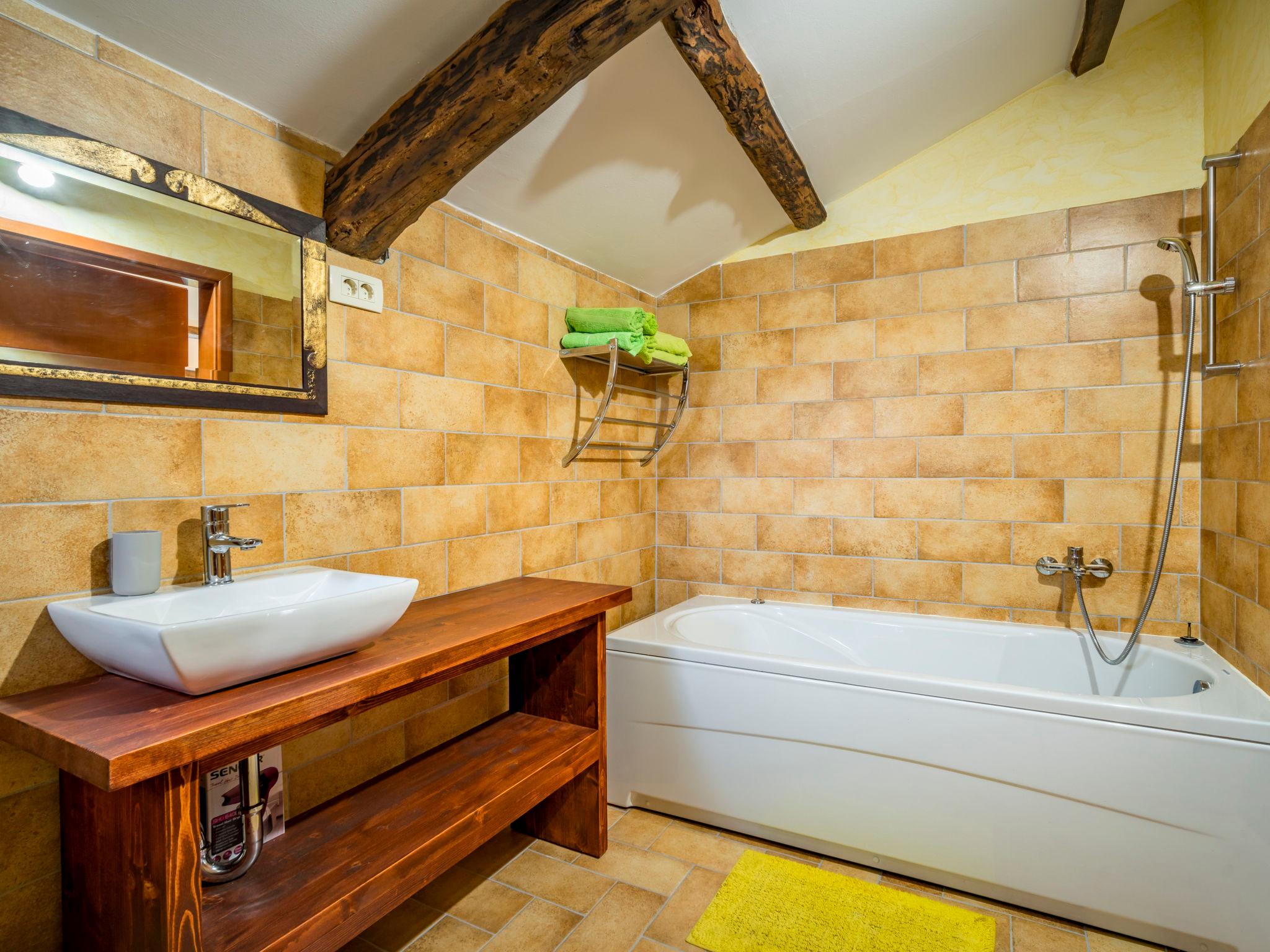Foto 12 - Casa con 2 camere da letto a Buzet con piscina privata e vasca idromassaggio