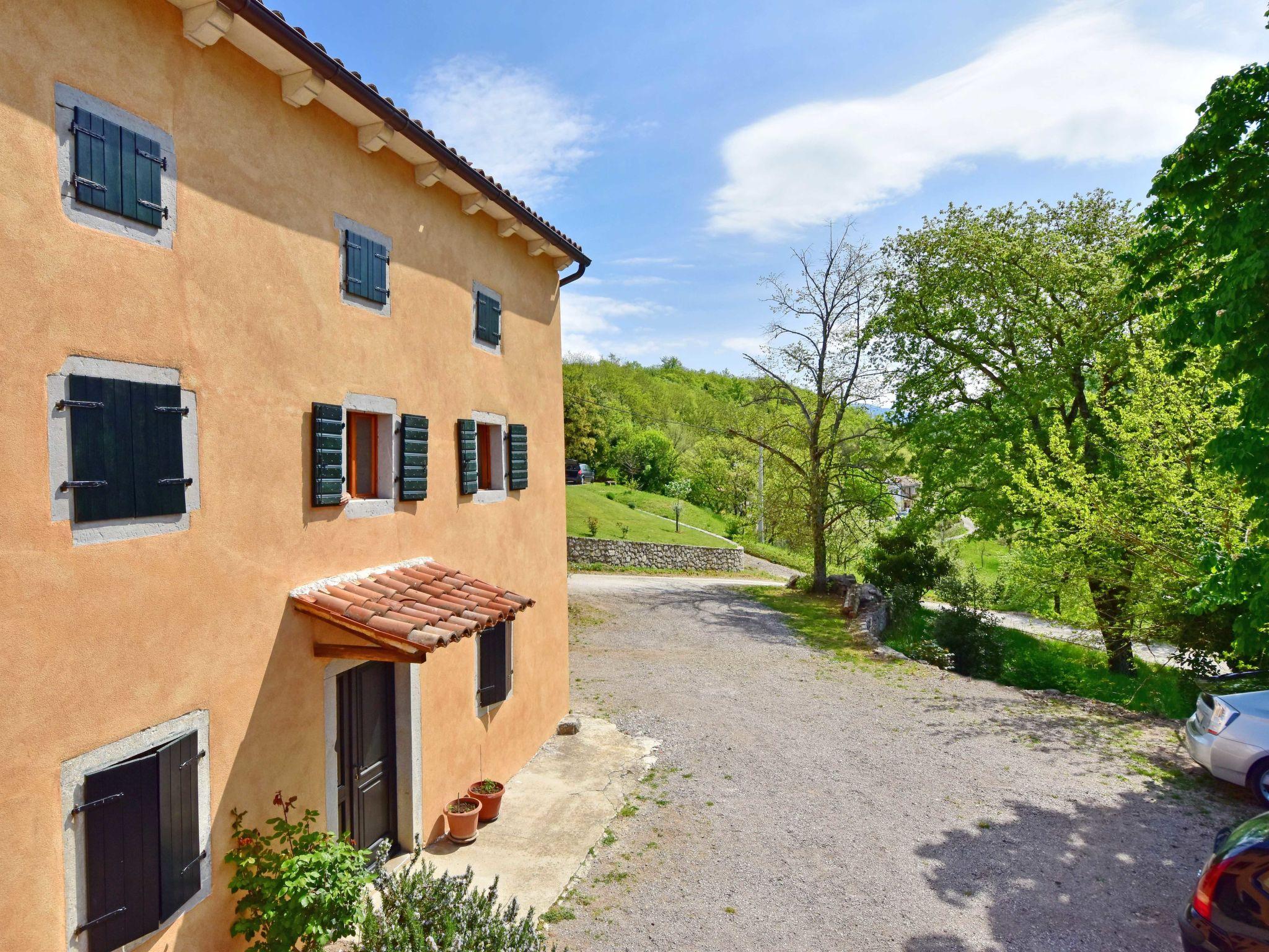 Foto 23 - Casa con 2 camere da letto a Buzet con piscina privata e vasca idromassaggio