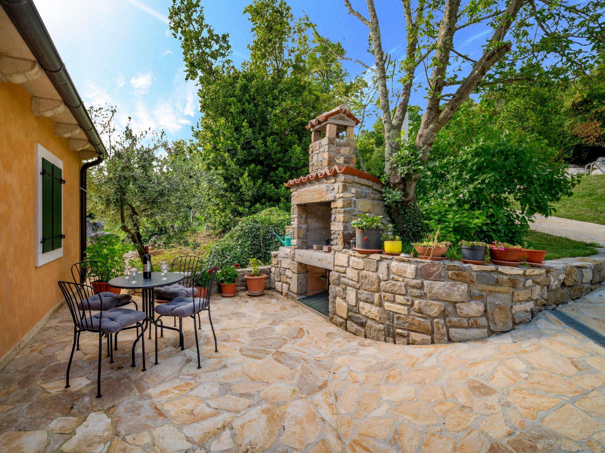 Photo 3 - Maison de 2 chambres à Buzet avec piscine privée et jardin