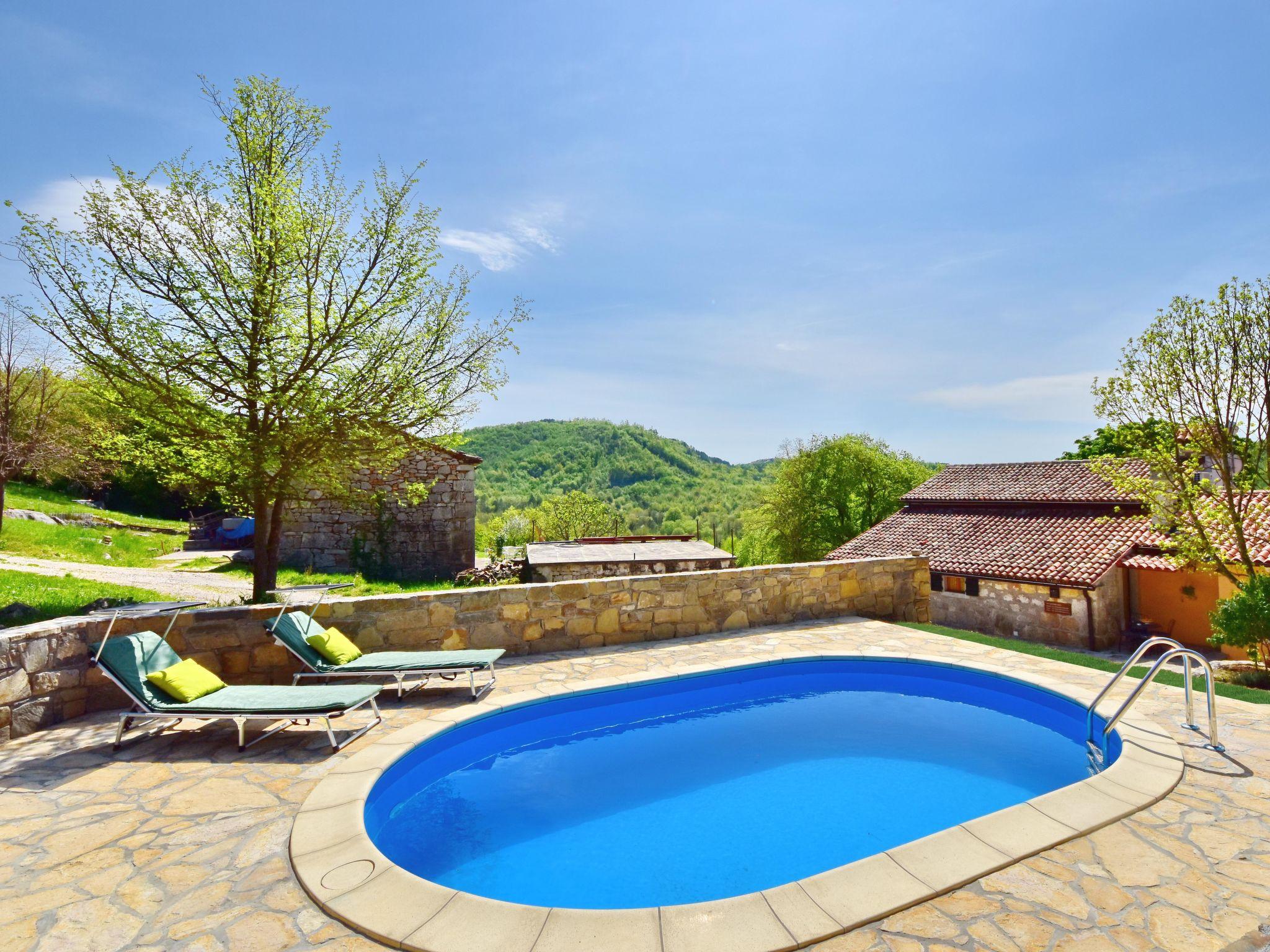 Foto 2 - Casa con 2 camere da letto a Buzet con piscina privata e vasca idromassaggio