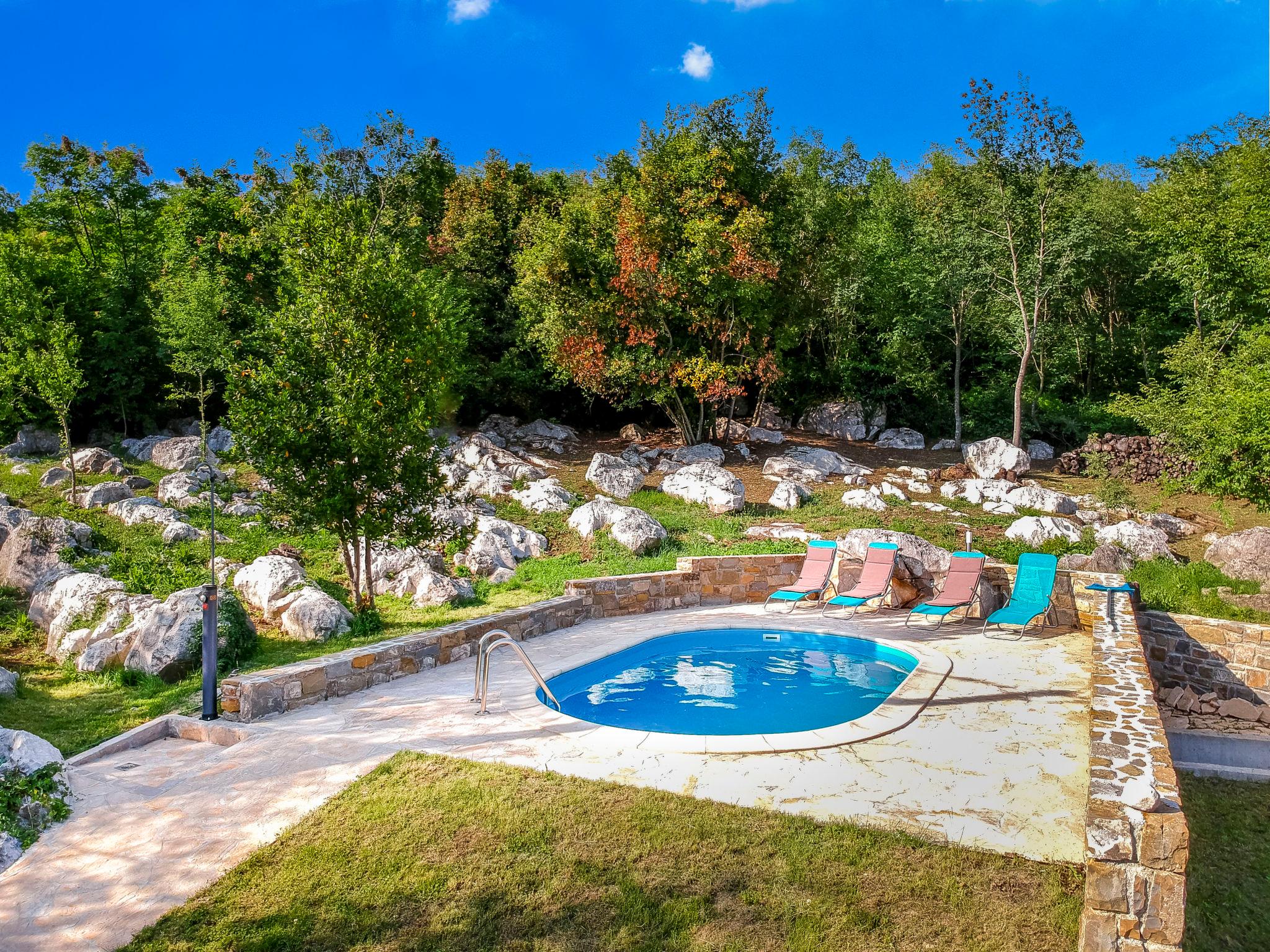 Foto 20 - Casa de 2 quartos em Buzet com piscina privada e banheira de hidromassagem