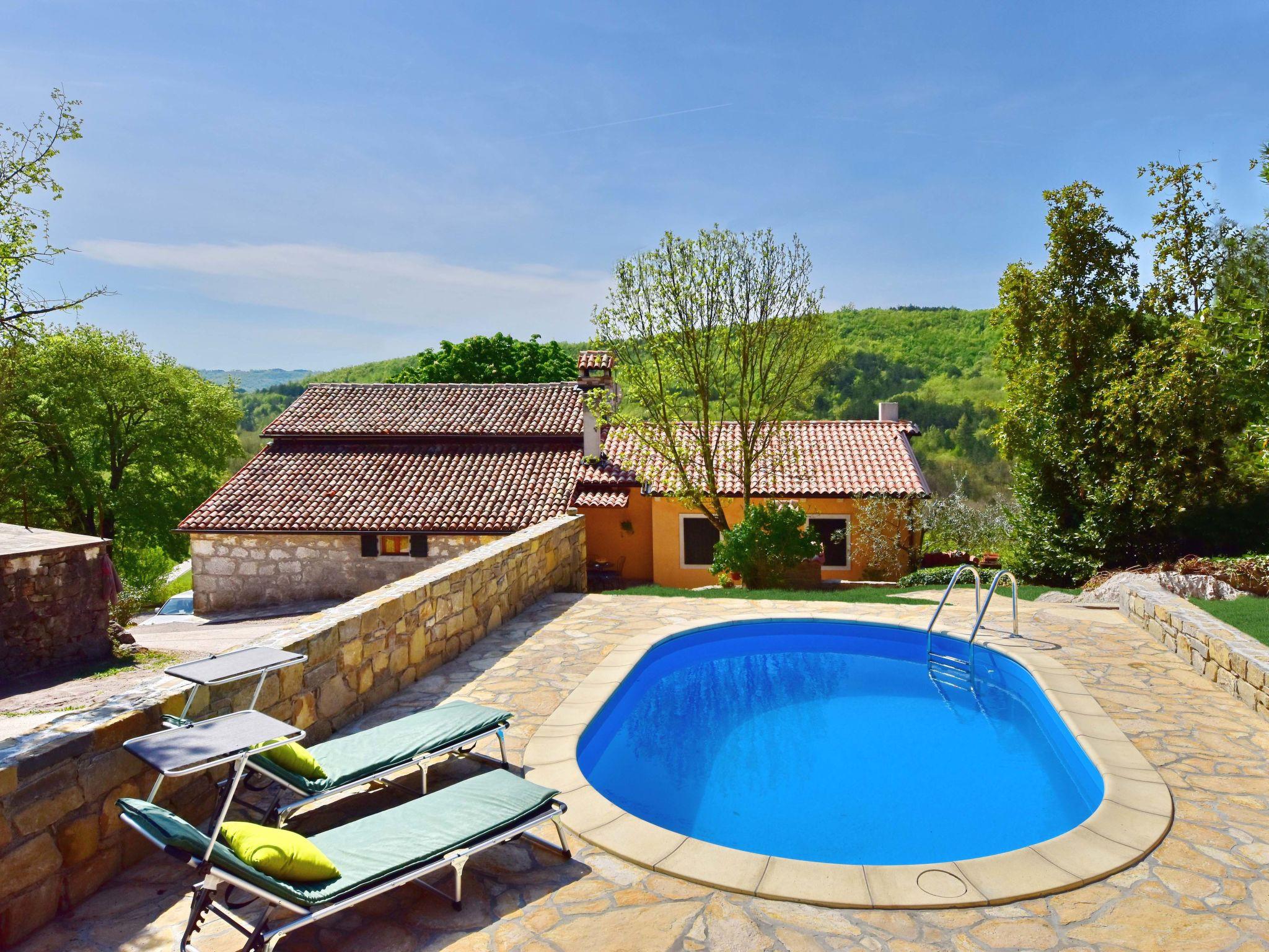 Foto 1 - Casa de 2 habitaciones en Buzet con piscina privada y bañera de hidromasaje