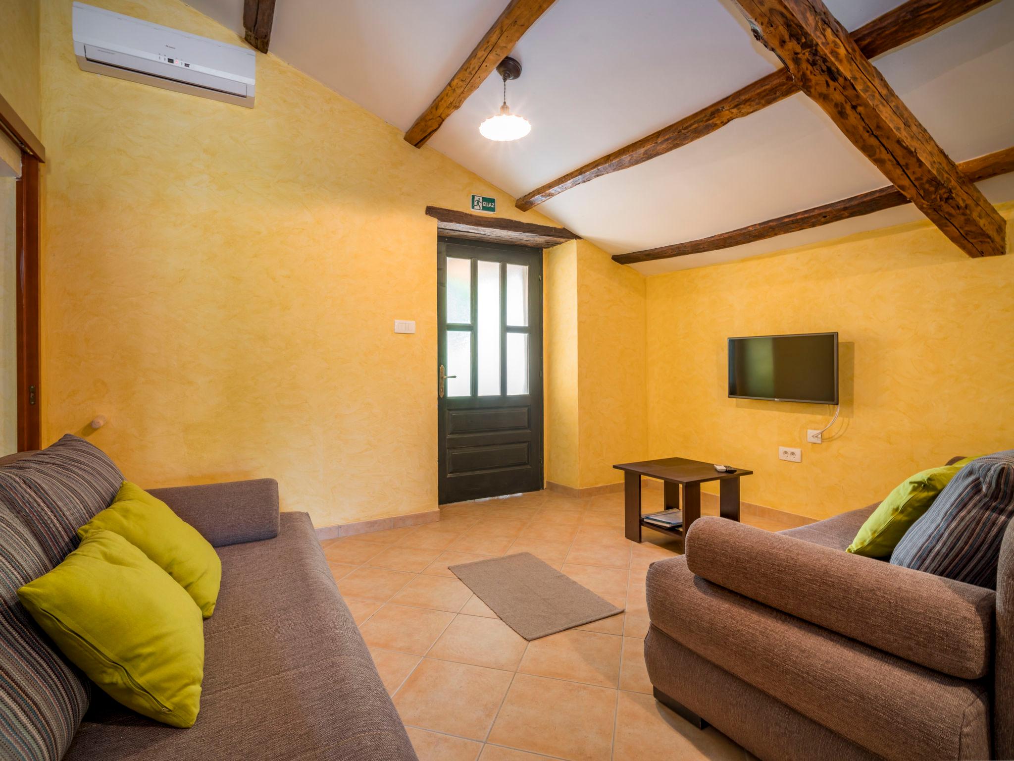 Photo 7 - 2 bedroom House in Buzet with private pool and hot tub