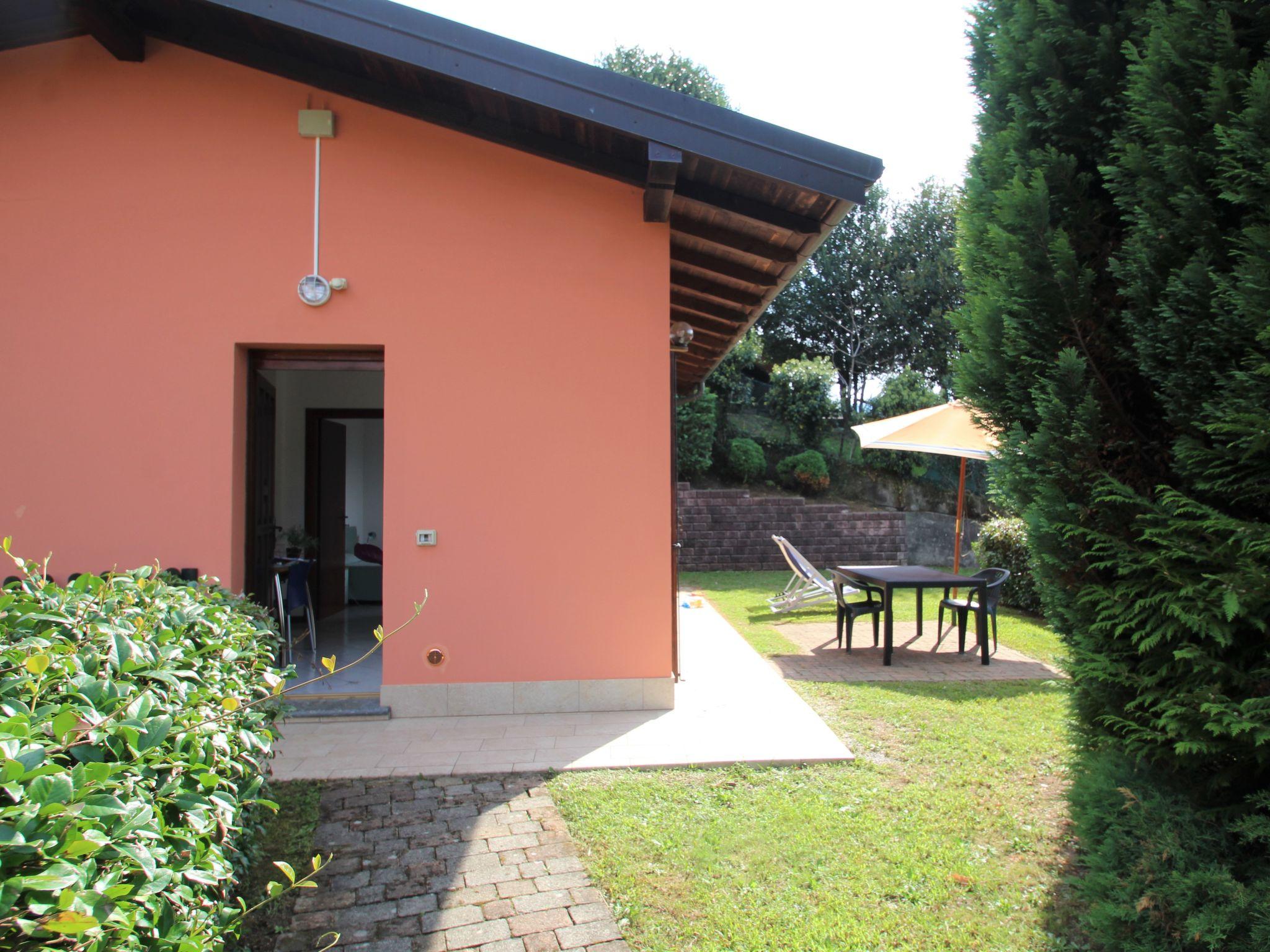 Photo 19 - 2 bedroom House in Luino with swimming pool and garden