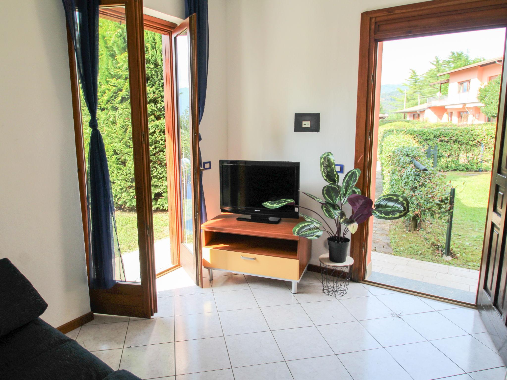 Photo 7 - 2 bedroom House in Luino with swimming pool and garden