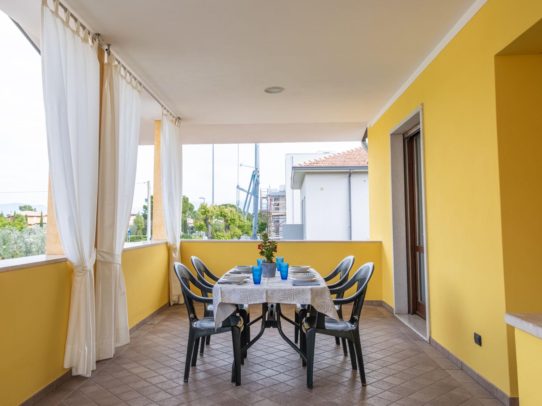 Photo 10 - Appartement de 1 chambre à Sirmione avec jardin et vues sur la montagne