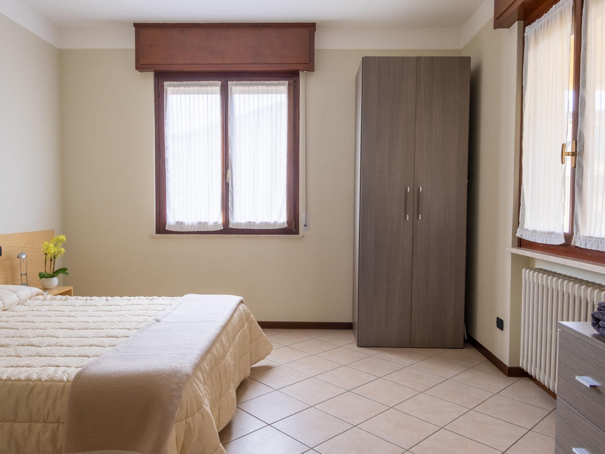 Foto 7 - Apartamento de 1 quarto em Sirmione com jardim e vista para a montanha