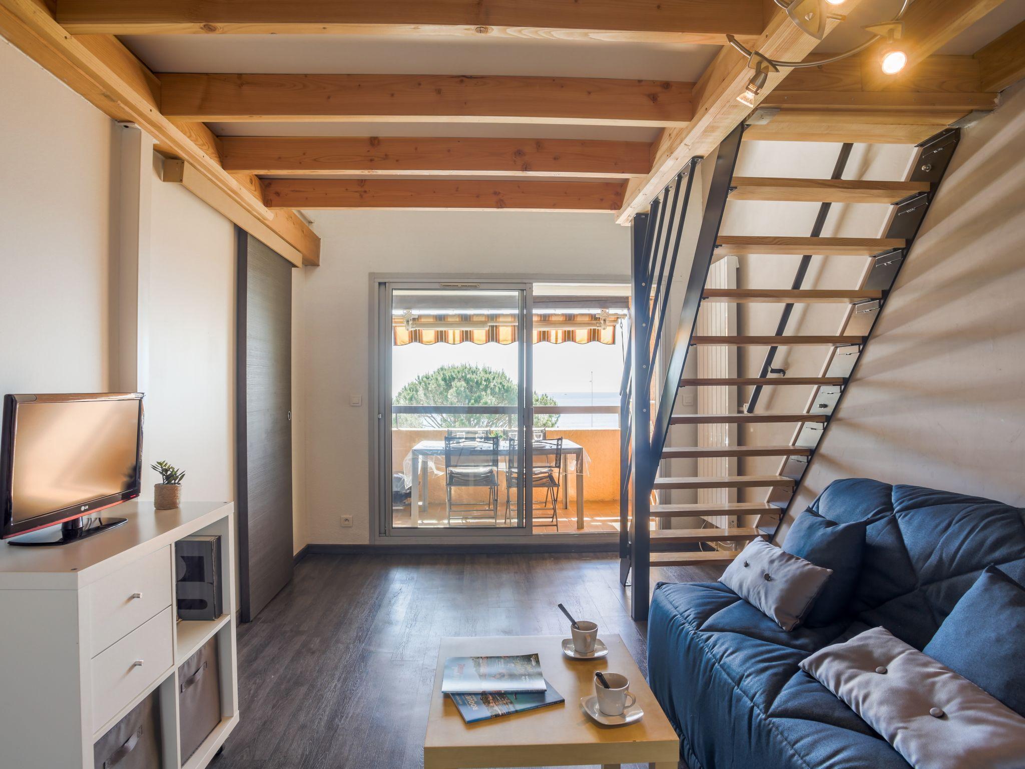 Foto 2 - Apartment mit 1 Schlafzimmer in Roquebrune-sur-Argens mit schwimmbad und blick aufs meer