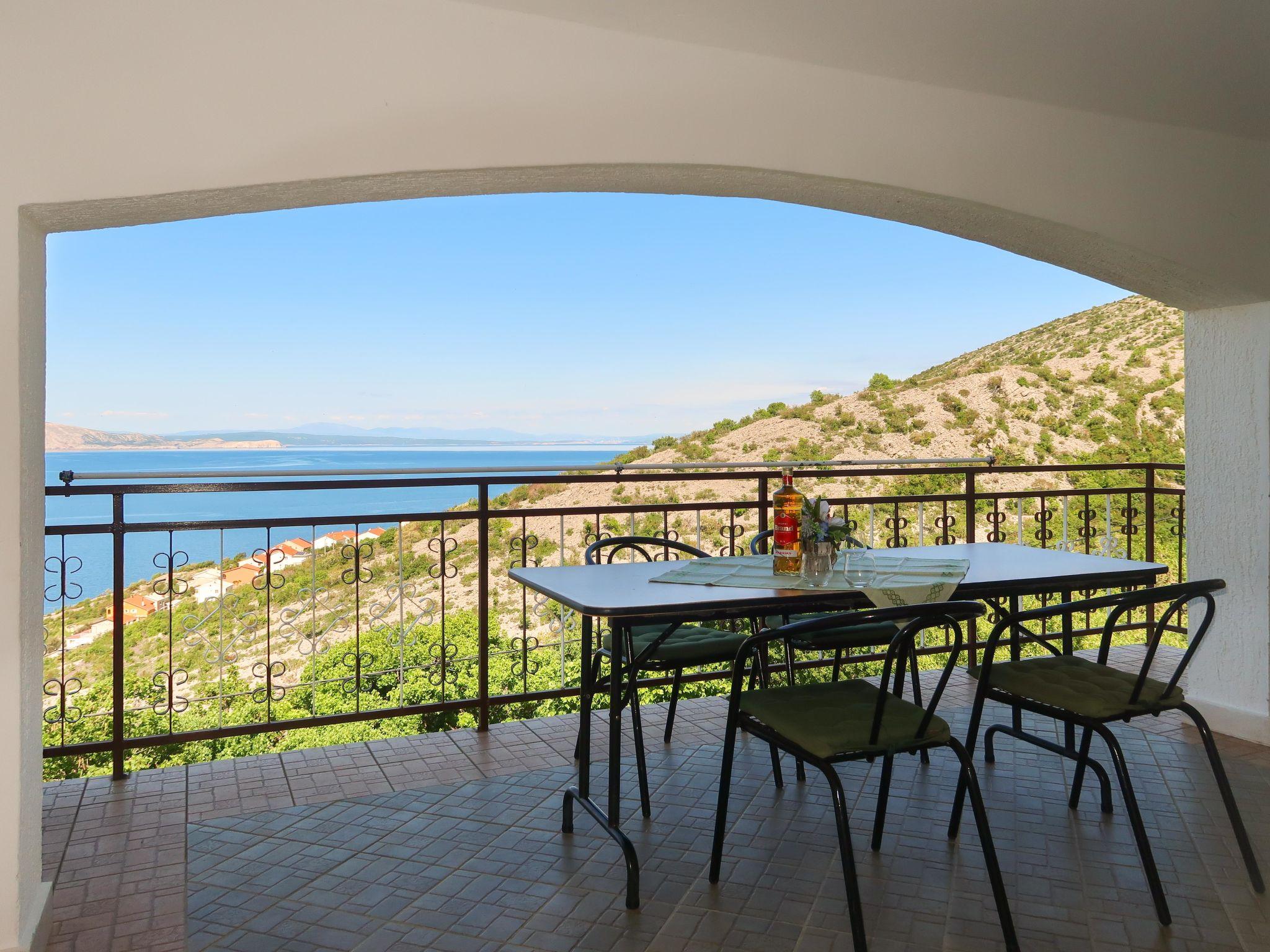 Foto 1 - Apartamento de 2 habitaciones en Senj con jardín y vistas al mar