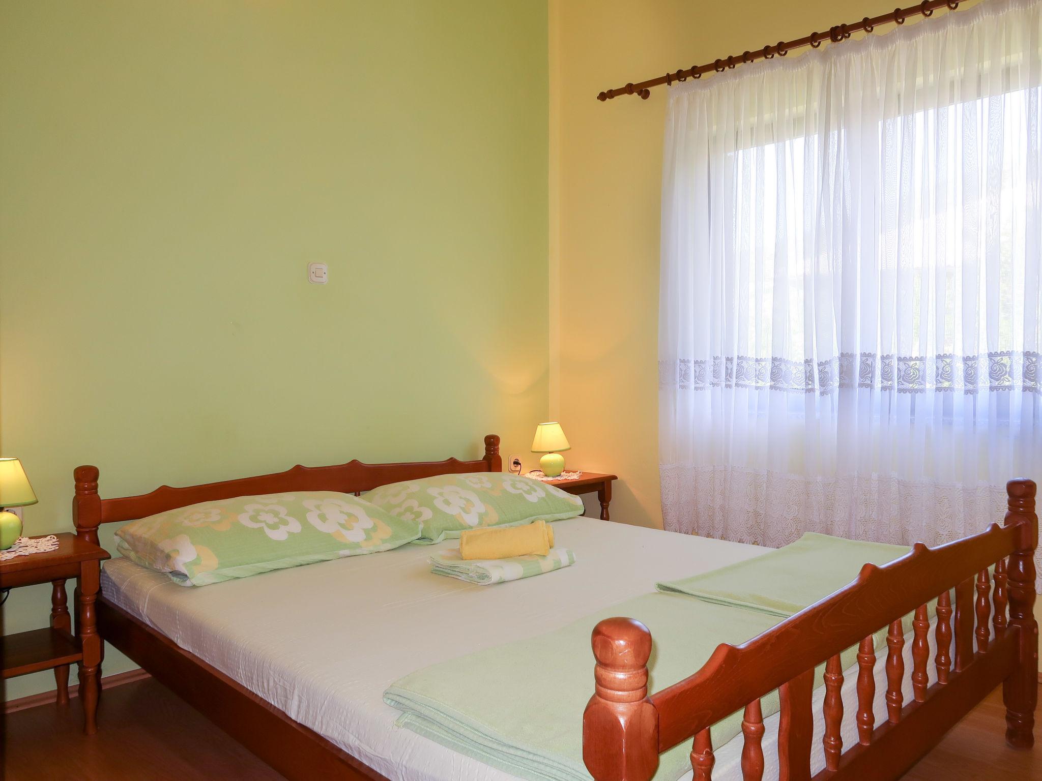 Foto 11 - Appartamento con 2 camere da letto a Senj con giardino e vista mare