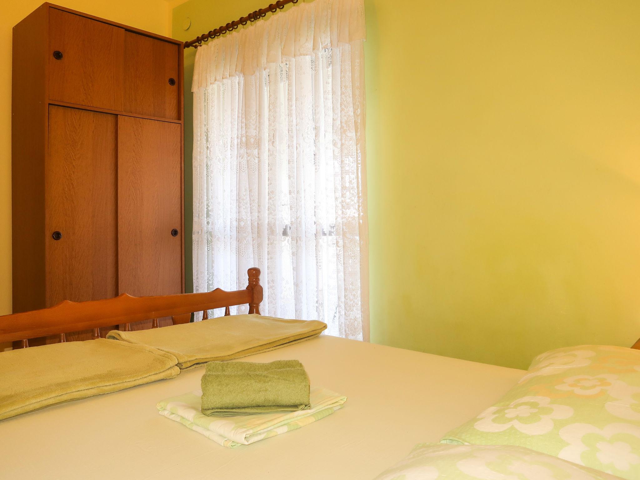 Foto 9 - Apartamento de 2 quartos em Senj com jardim e vistas do mar