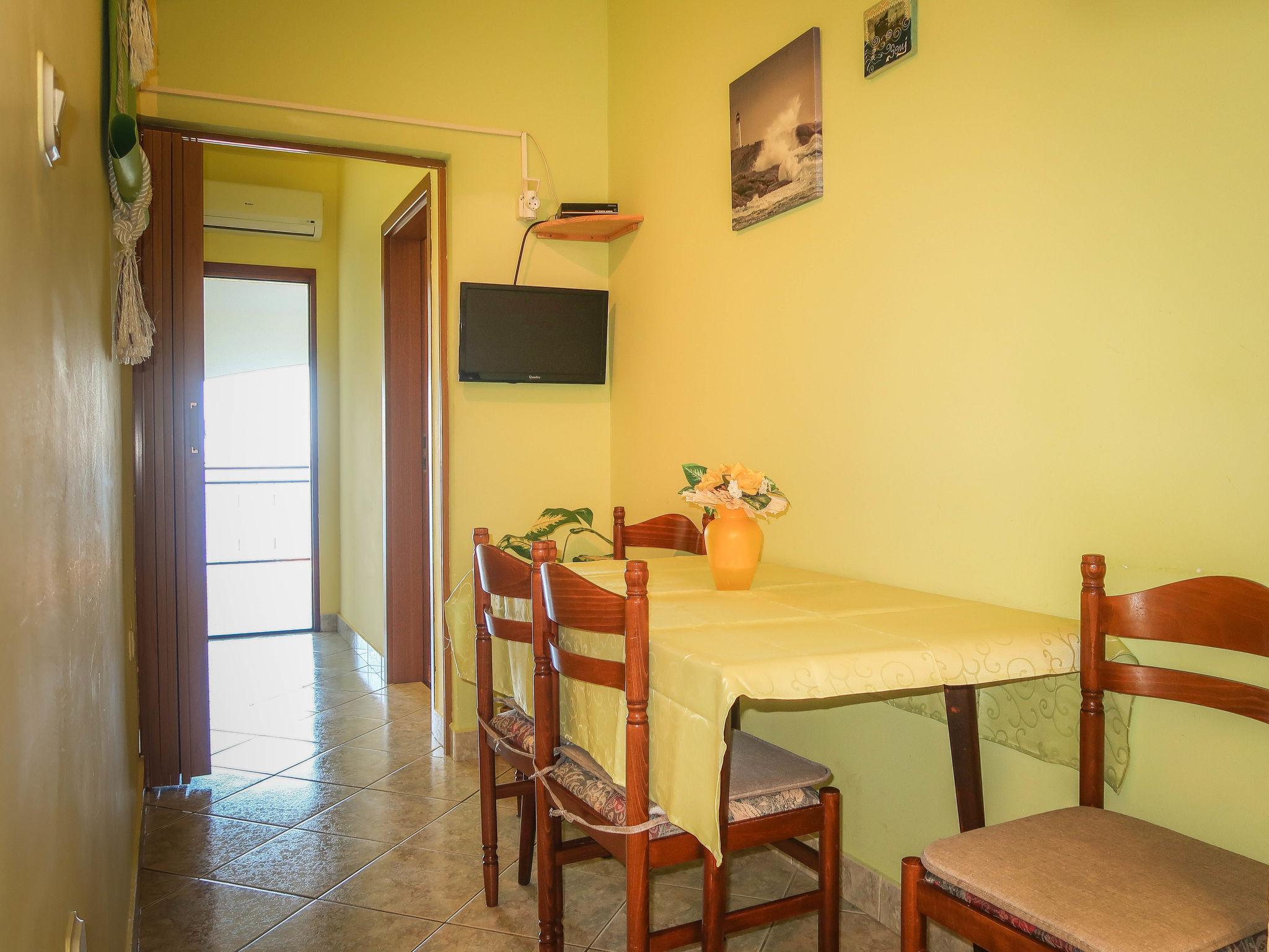 Photo 6 - 2 bedroom Apartment in Senj with garden and sea view