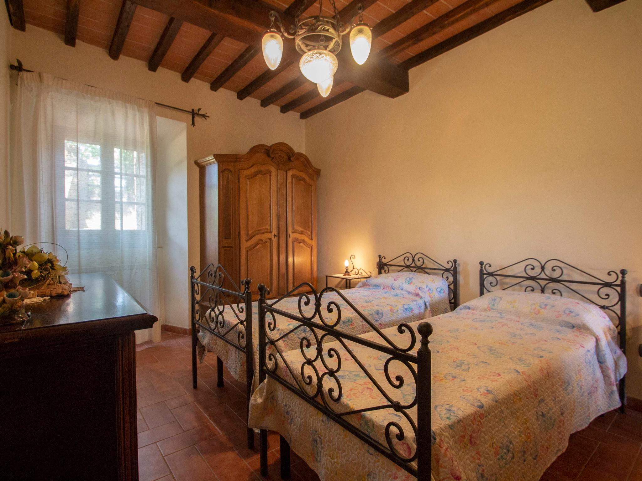 Foto 26 - Haus mit 5 Schlafzimmern in Montevarchi mit privater pool und garten