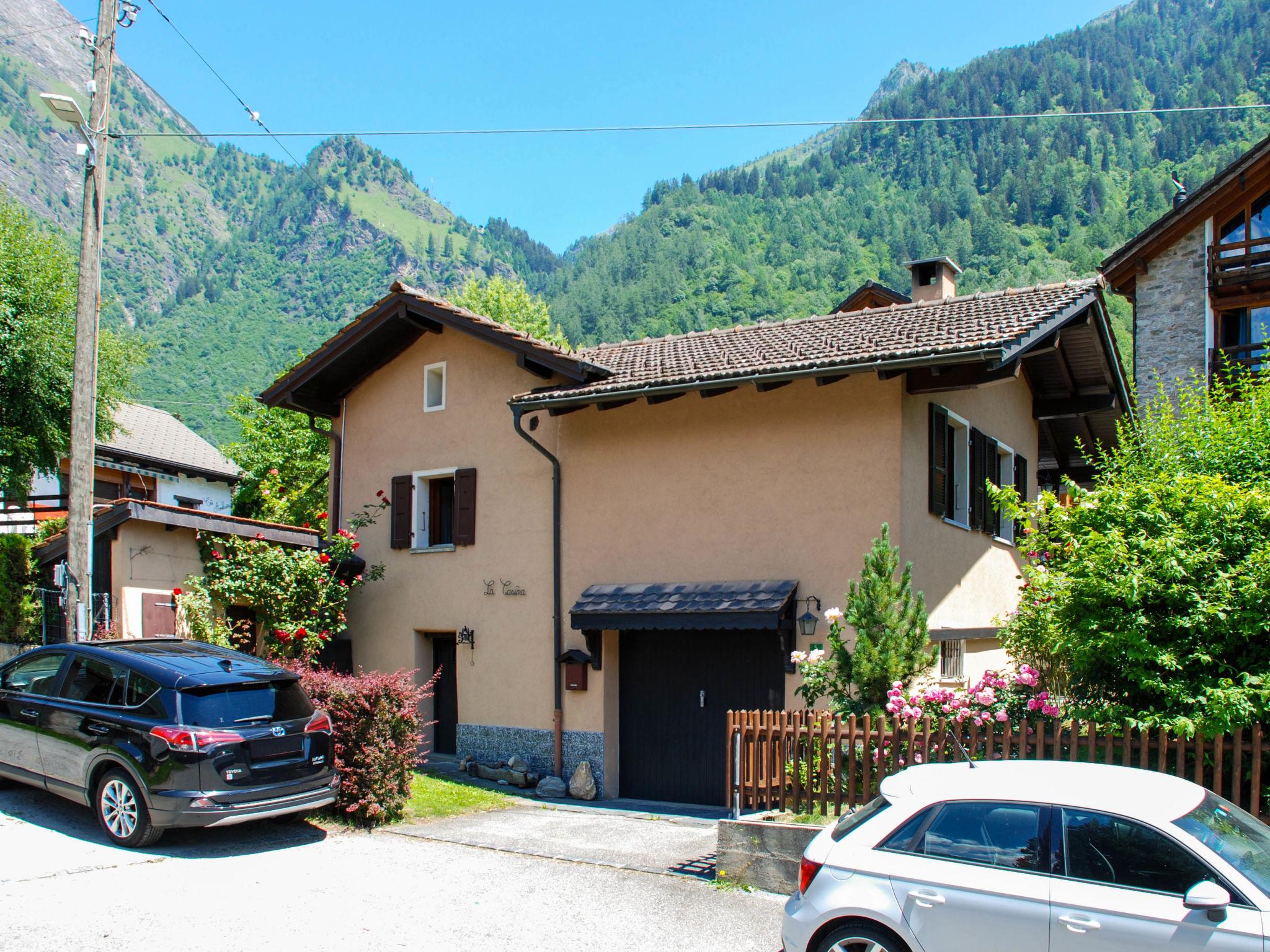 Photo 1 - Maison de 2 chambres à Blenio avec jardin et terrasse