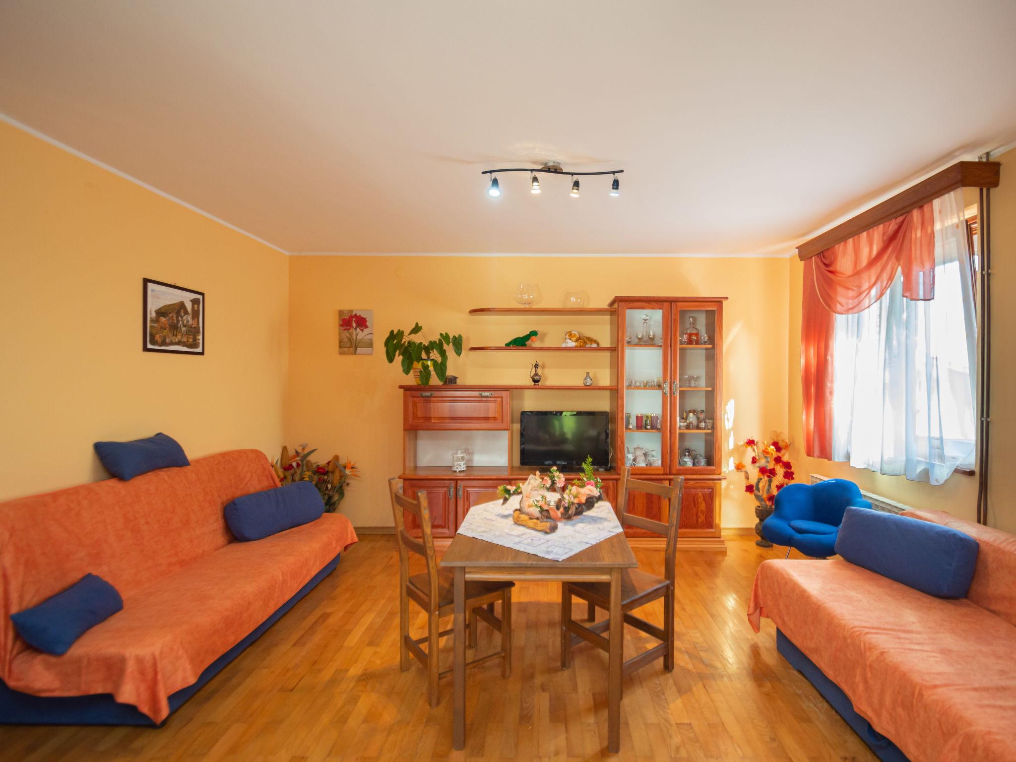 Foto 10 - Casa con 5 camere da letto a Žminj con piscina privata e vista mare