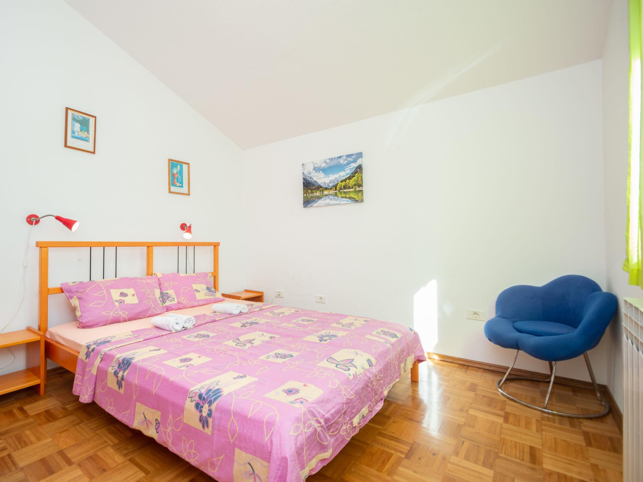 Foto 19 - Casa con 5 camere da letto a Žminj con piscina privata e vista mare
