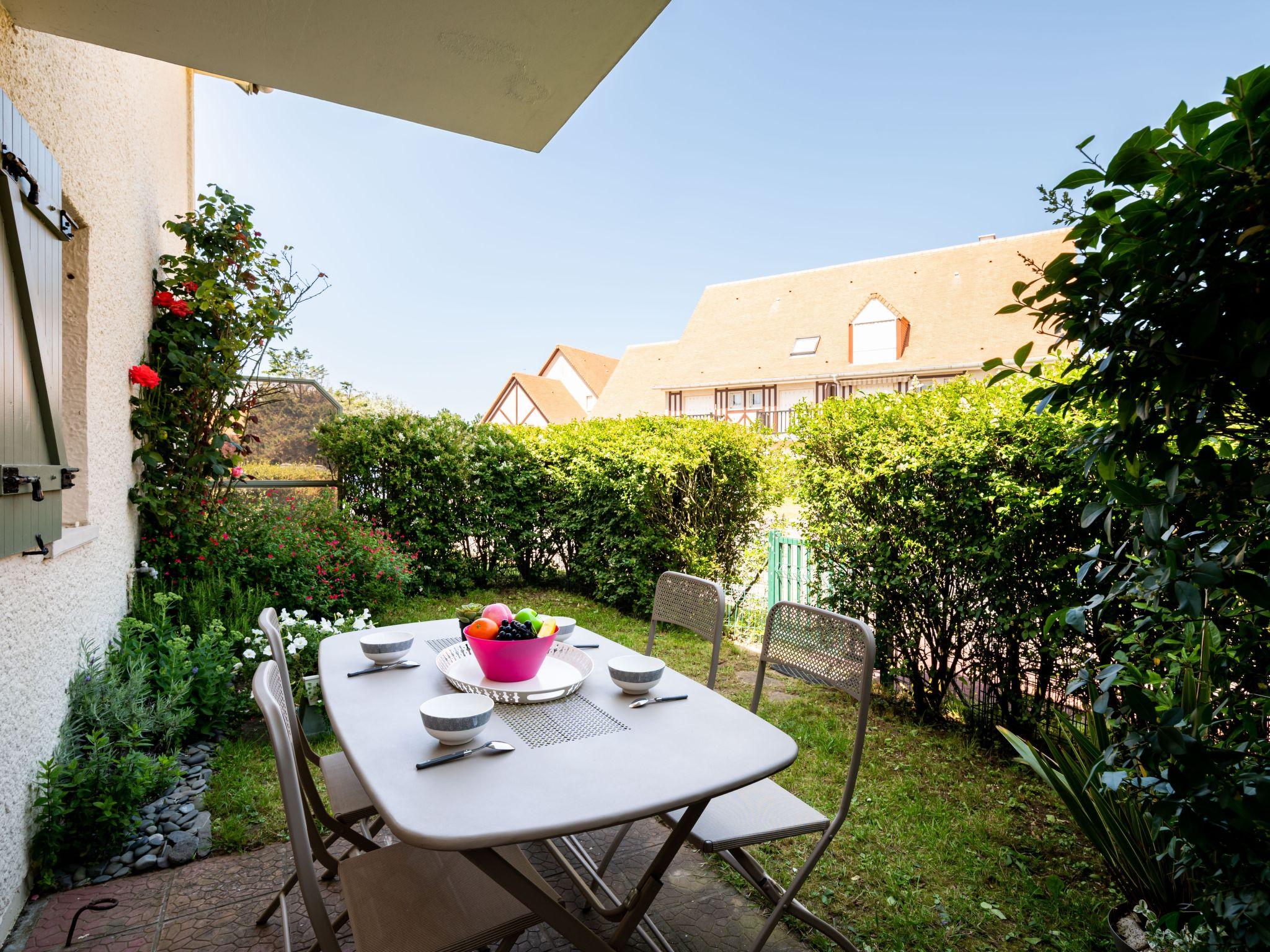 Foto 1 - Appartamento con 2 camere da letto a Merville-Franceville-Plage con terrazza e vista mare