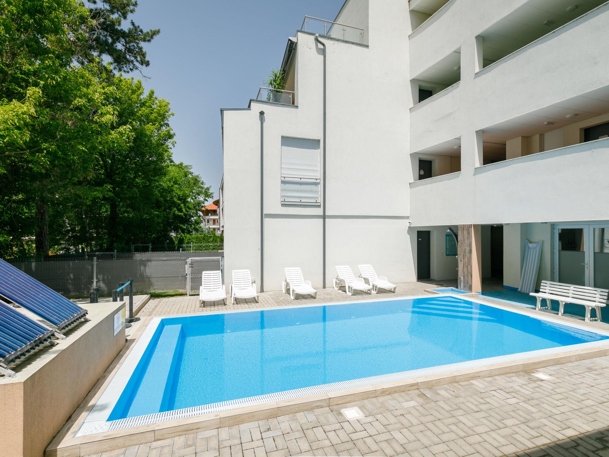 Foto 18 - Apartamento de 3 habitaciones en Balatonlelle con piscina y jardín