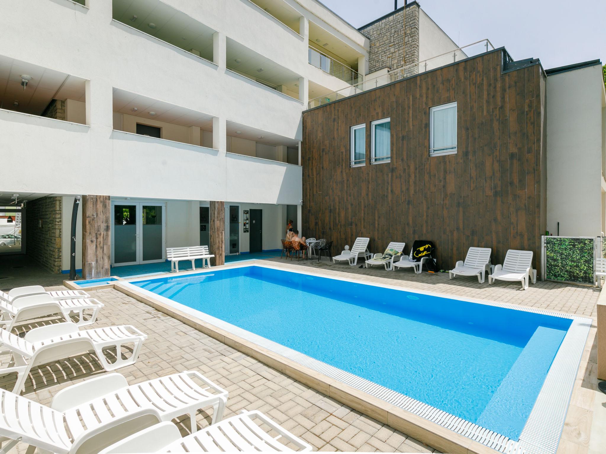 Foto 2 - Appartamento con 3 camere da letto a Balatonlelle con piscina e giardino